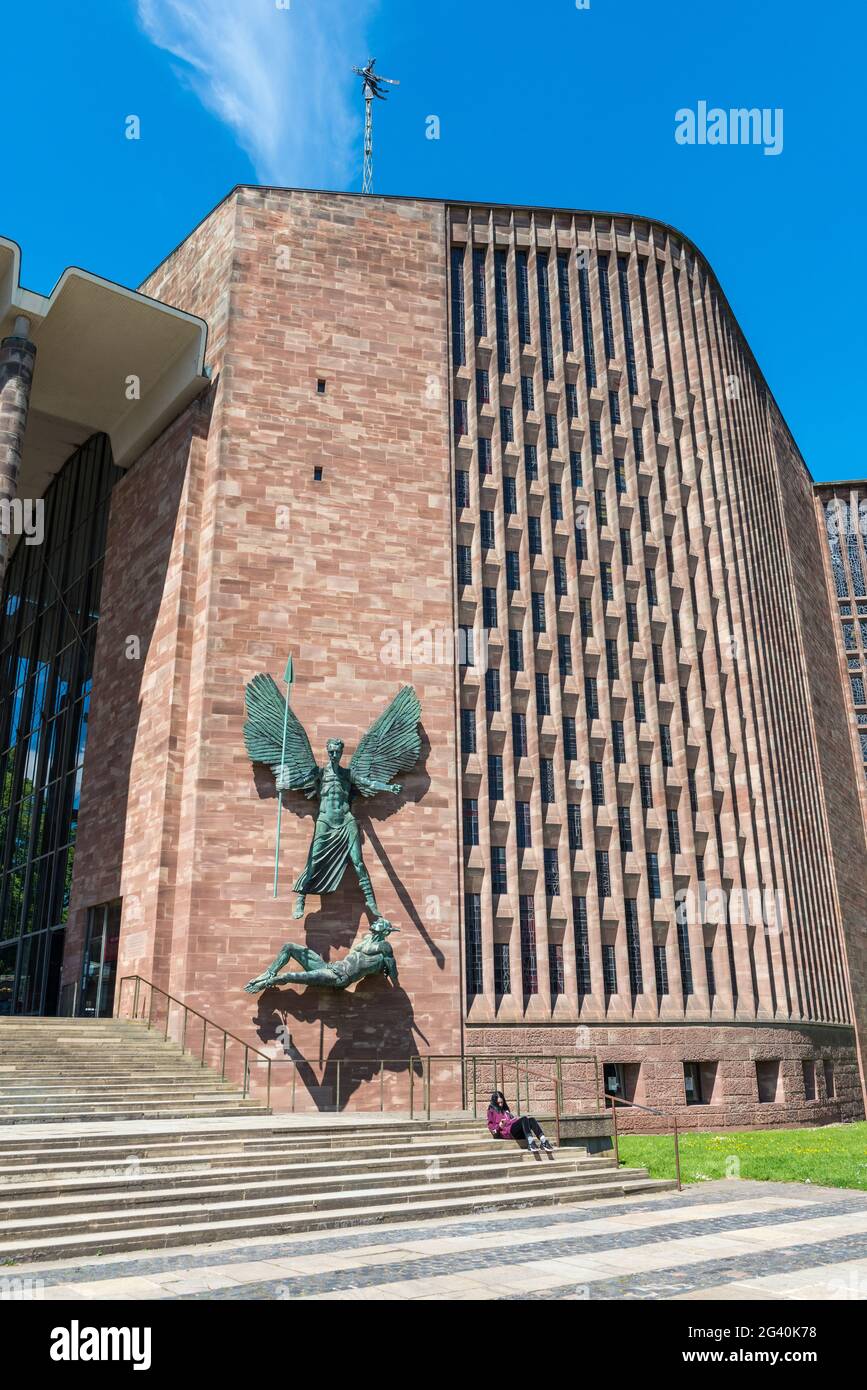 Coventry Cathedral ist ein modernes Gebäude aus dem 20. Jahrhundert, das an die Überreste der mittelalterlichen Kathedrale angeschlossen ist, die im zweiten Weltkrieg zerstört wurde Stockfoto