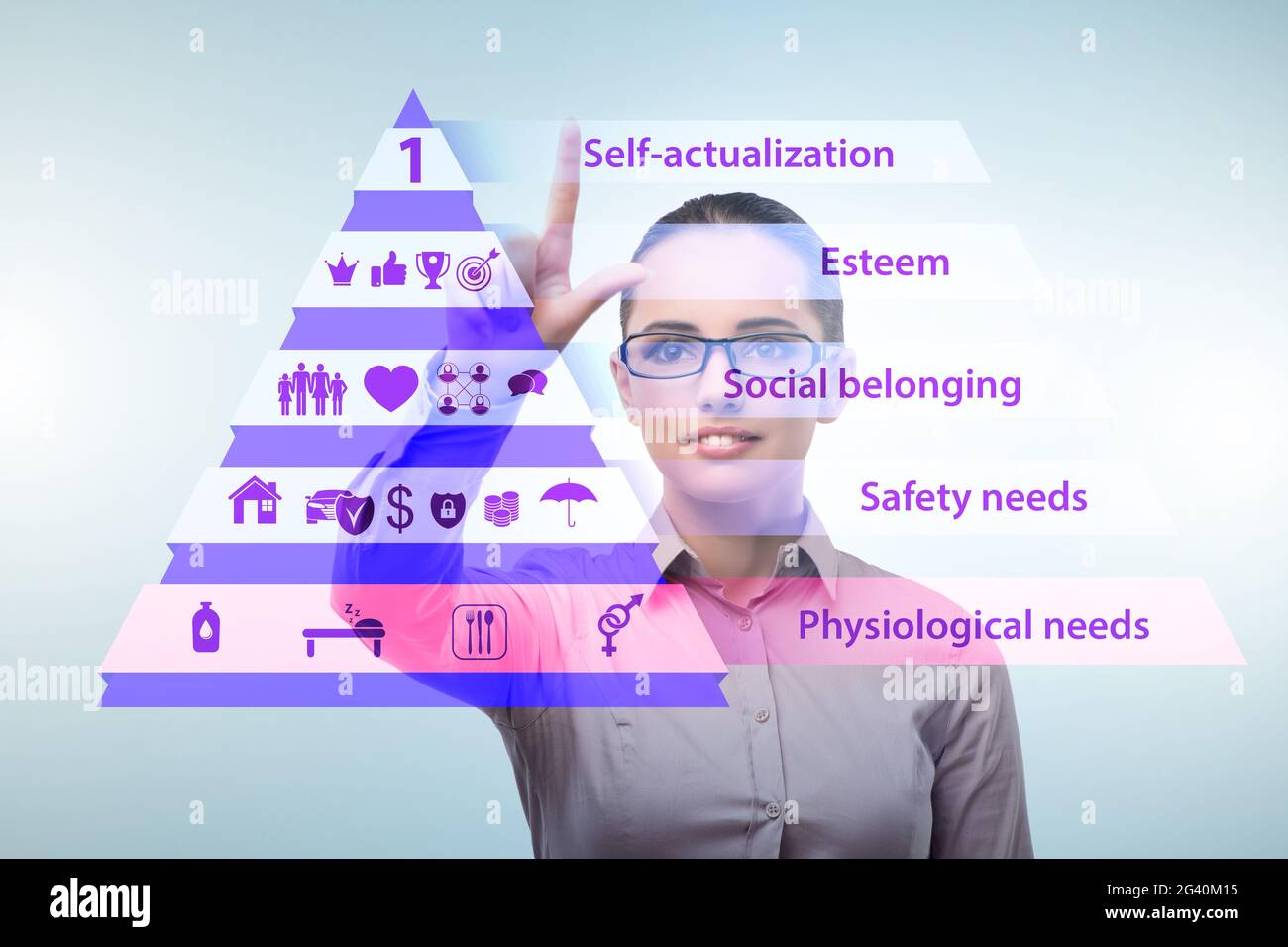 Geschäftsmann drängt auf Maslow Hierarchie der Bedürfnisse Stockfoto