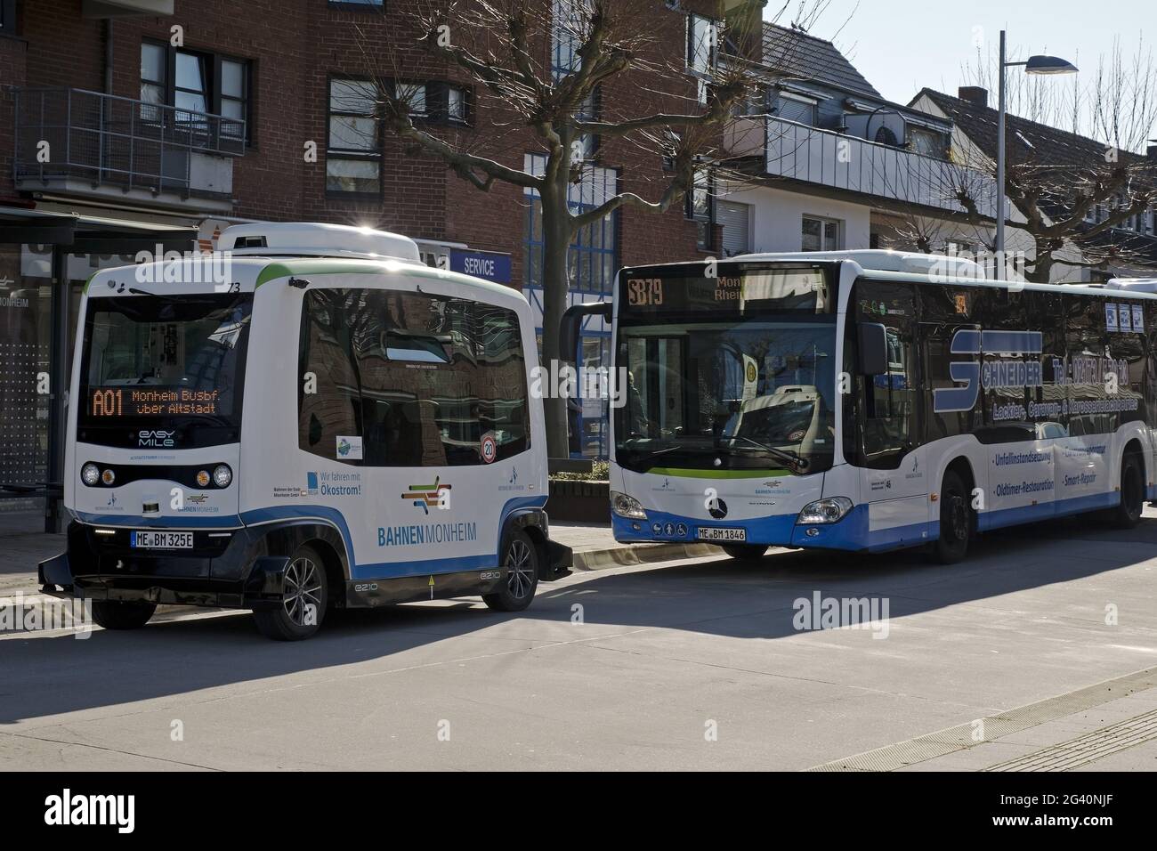 Autonomer Elektrobus im Straßenverkehr, Monheim am Rhein, Nordrhein-Westfalen, Deutschland, Europa Stockfoto