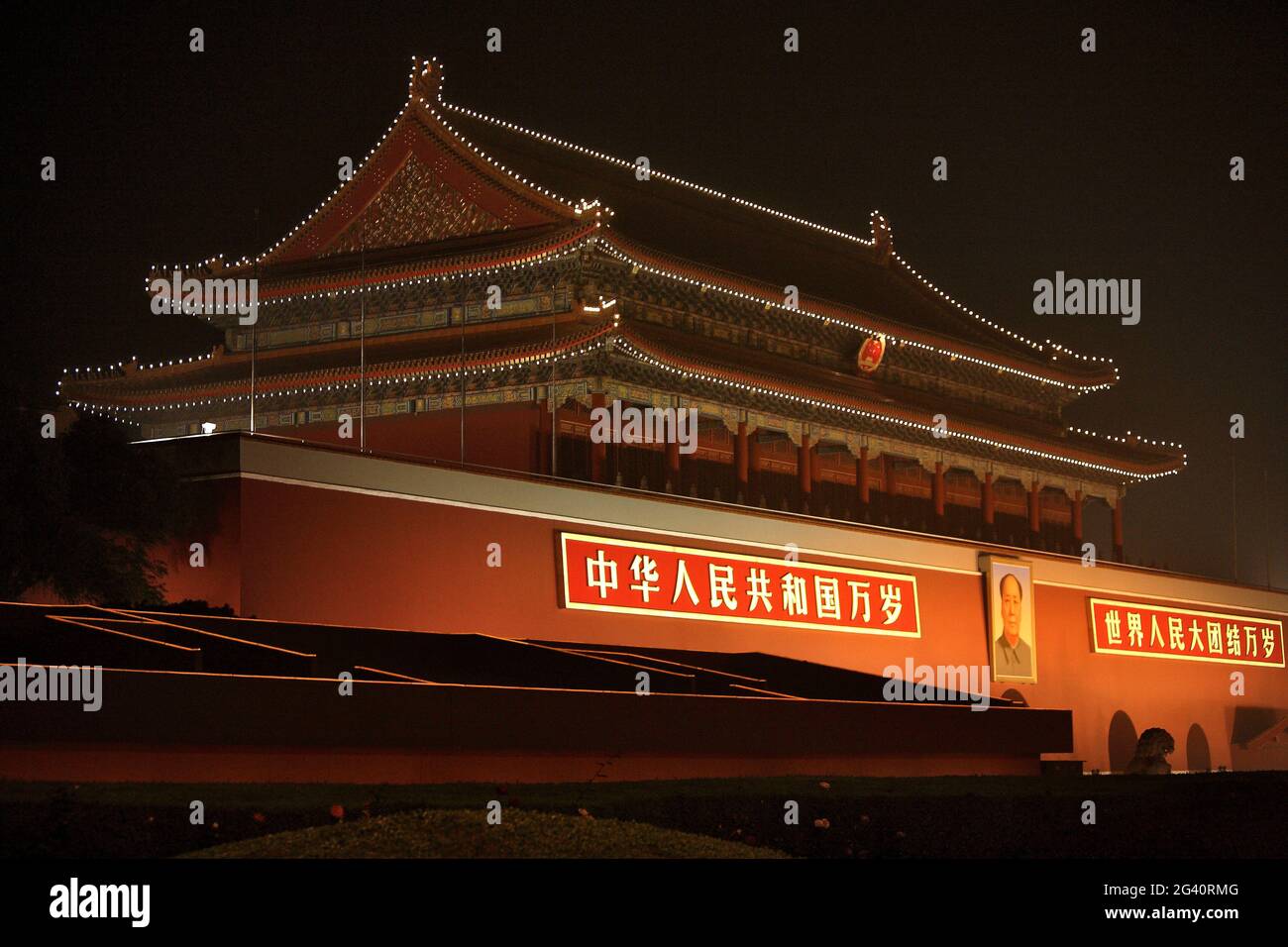 CHINA, PEKING, TIEN AN MEN SQUARE IN DER NACHT. MAO TSE-TOUNG PORTRÄT Stockfoto