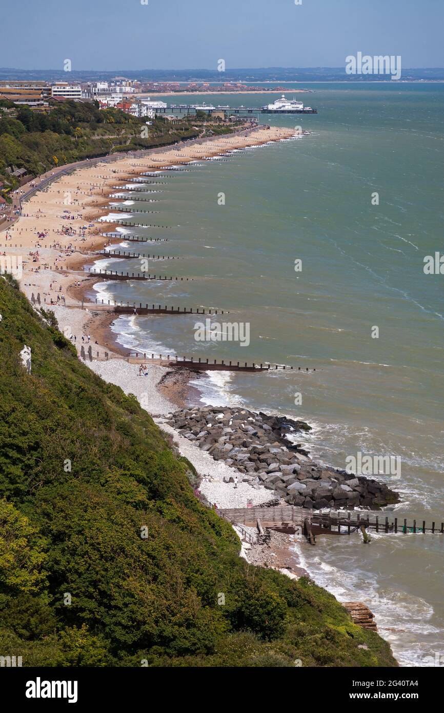 EASTBOURNE, EAST SUSSEX/UK - 3. JUNI : Blick auf die Promenade von Eastbourne am 3. Juni 2011. Nicht identifizierte Personen. Stockfoto