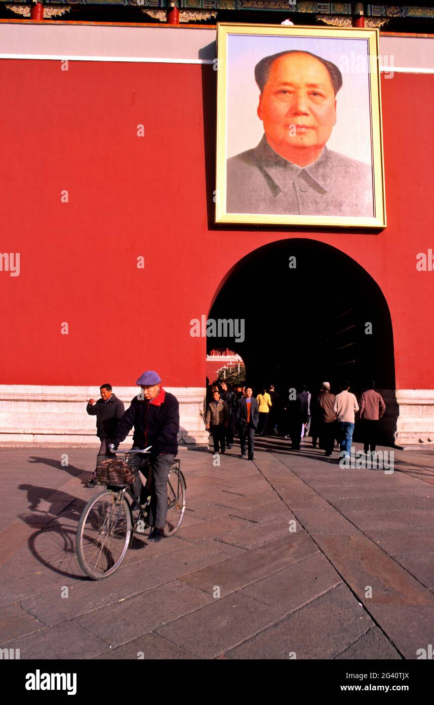 CHINA, PEKING, TIEN AN MEN SQUARE. MAO TSE-TOUNG PORTRÄT Stockfoto