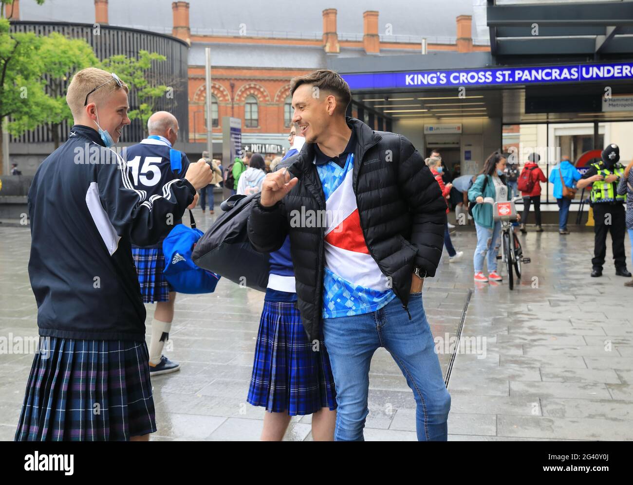 London, Großbritannien, 18. Juni 2021. Gutmütige schottische und englische Fans kommen am Kings Cross an, vor dem Euros-Fußballspiel an diesem Abend in Wembley, Quelle: Monica Wells/Alamy Live News Stockfoto