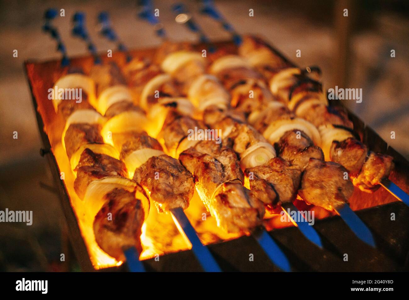 Stücke von Fleisch sind Freund auf Feuer auf Spieße auf Grill. Nach oben Schließen Stockfoto
