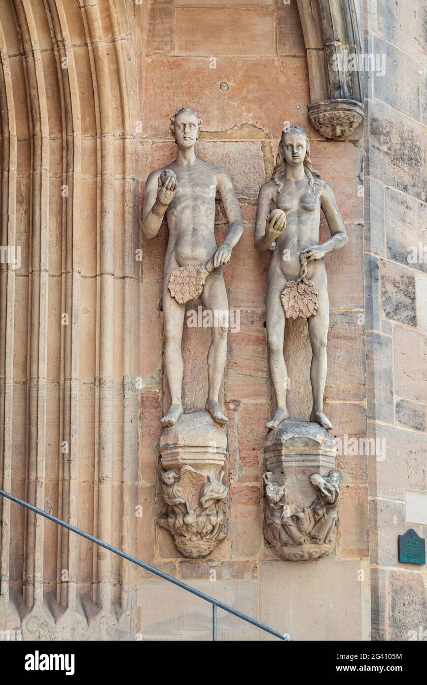 Figuren von Adam und Eva in der St. Moritzer Kirche in Coburg, Oberfranken, Bayern, Deutschland Stockfoto