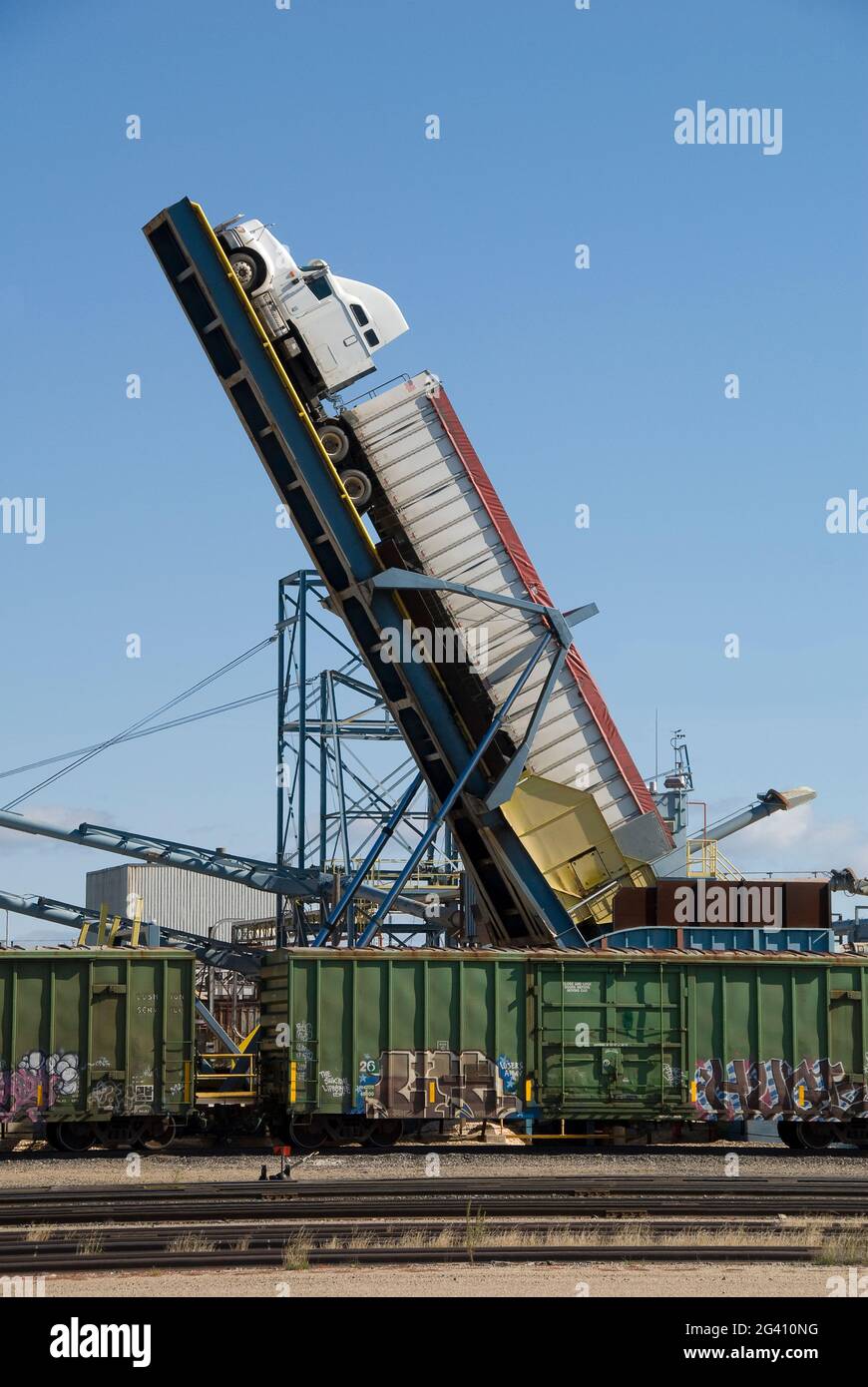 Der hydraulische Lift, der als „LKW-Kipper“ bezeichnet wird, wird zum Entladen von Holzspänen auf dem Papier-/Zellstoffmühlenhof - International Falls, Minnesota - USA, verwendet Stockfoto