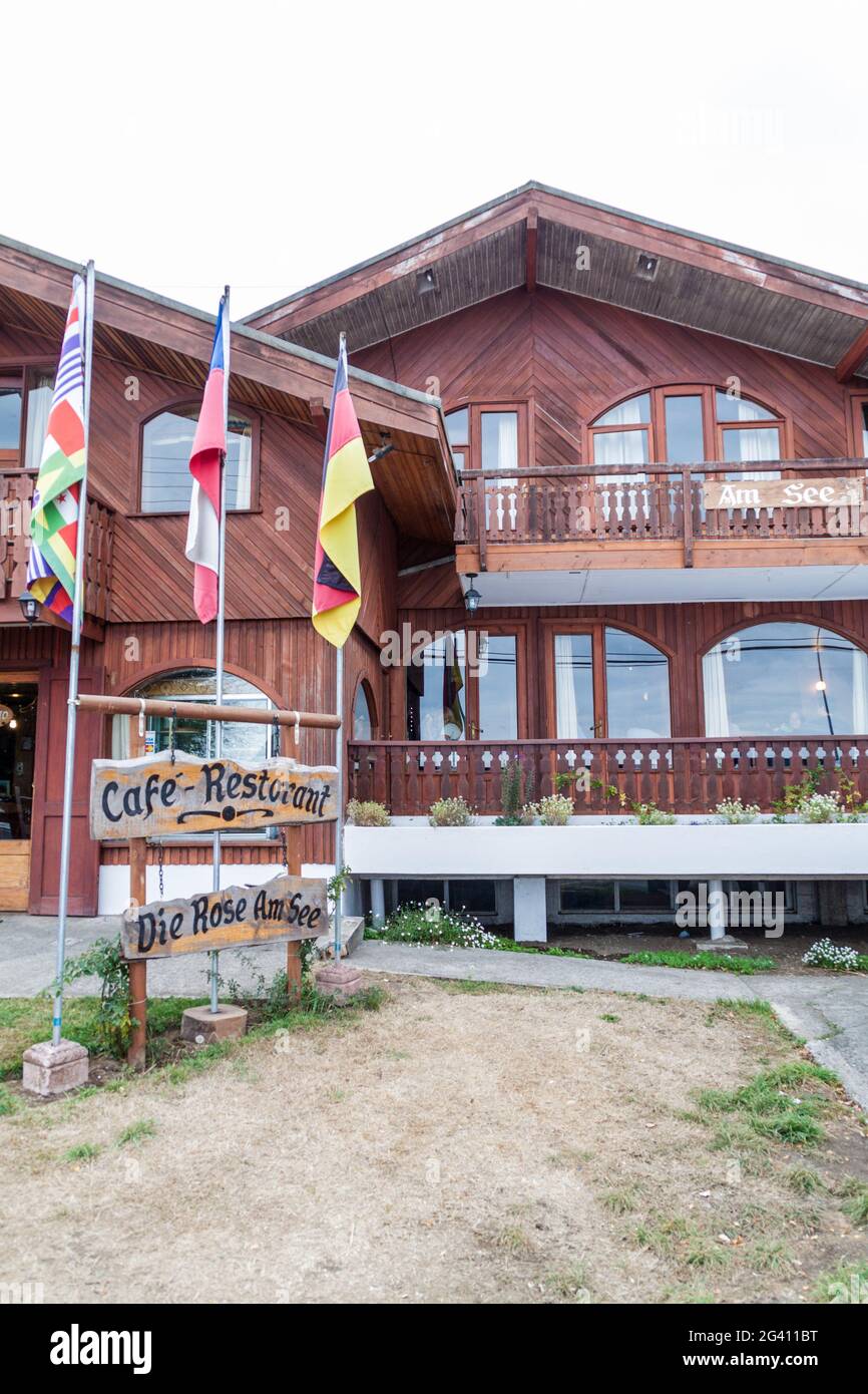 FRUTILLAR, CHILE - 1. MÄRZ 2015: Restaurant im deutschen Stil im Dorf Frutillar. Die Region ist bekannt für eine starke Bevölkerung deutscher Einwanderer. Stockfoto