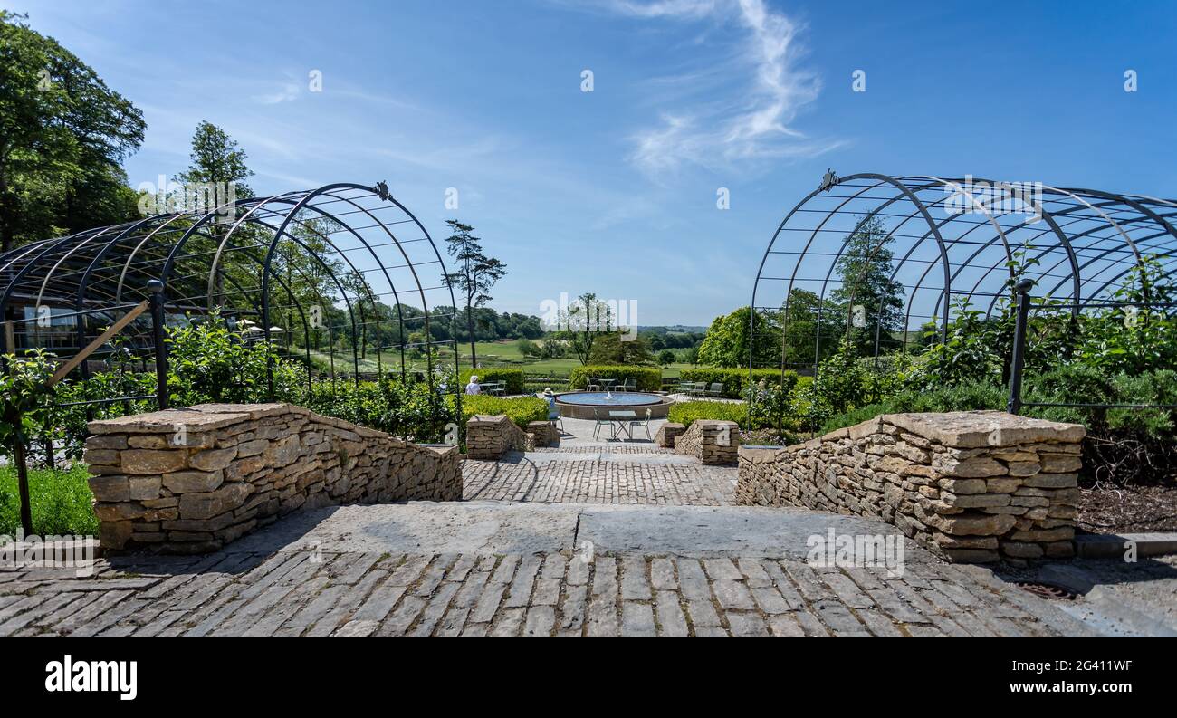 Panoramablick auf die eiförmigen formalen Gärten mit kunstvollen Metallpergolen im Newt, nahe Bruton, Somerset, Großbritannien, am 15. Juni 2021 Stockfoto
