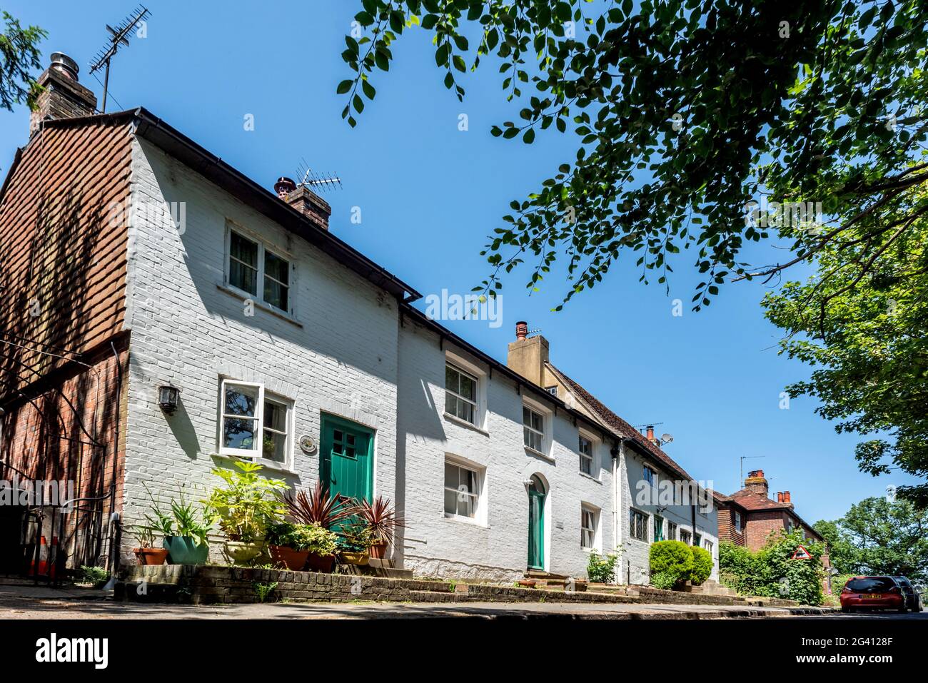 Befiederung 16. Juni 2021: Dorfhäuser in Flatching, East Sussex Stockfoto