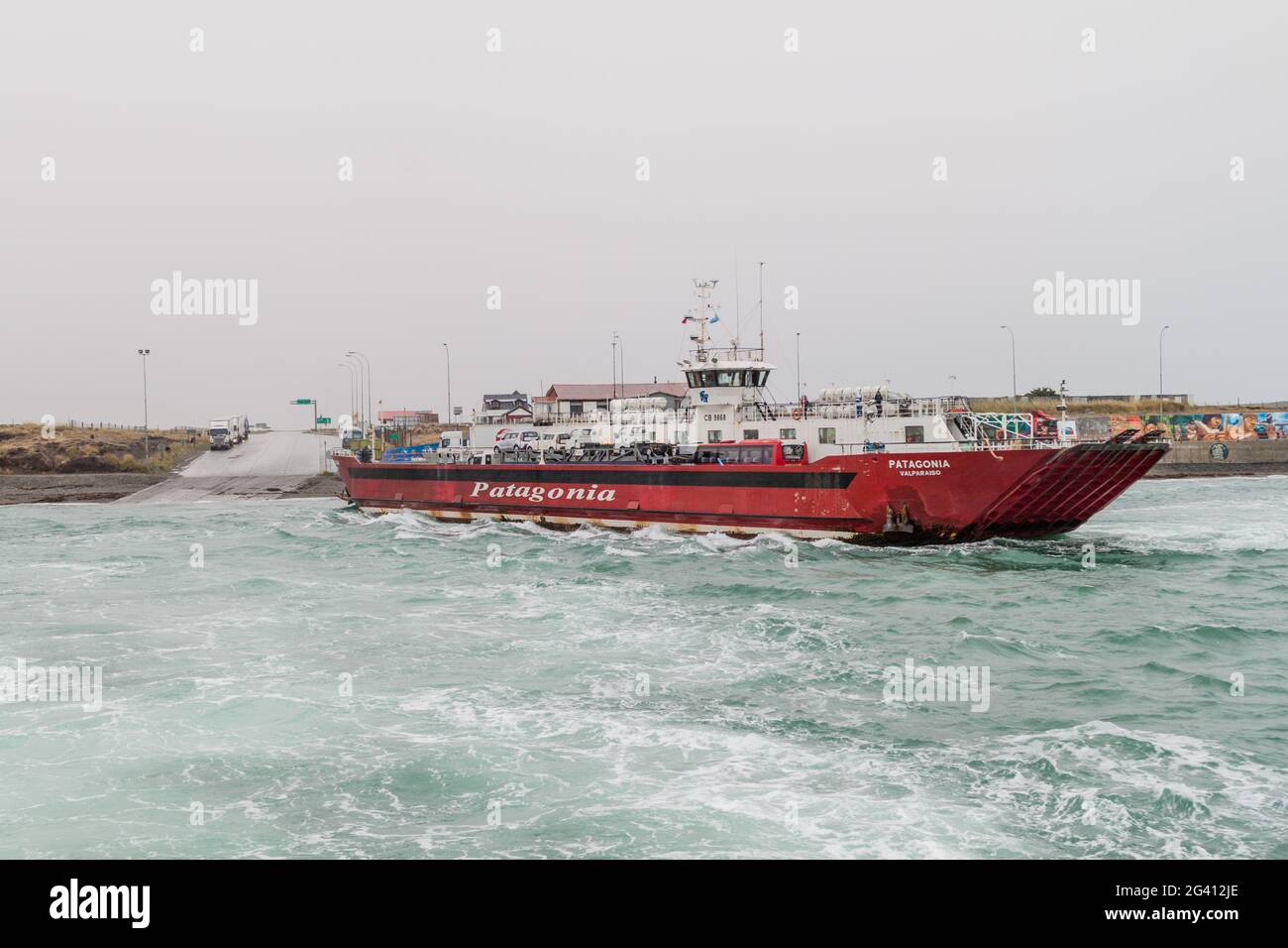 MAGELLAN-STRASSE - 3. MÄRZ 2015: Fähre über Magellan-Meerenge zwischen Feuerland und Mainlad, Chile Stockfoto