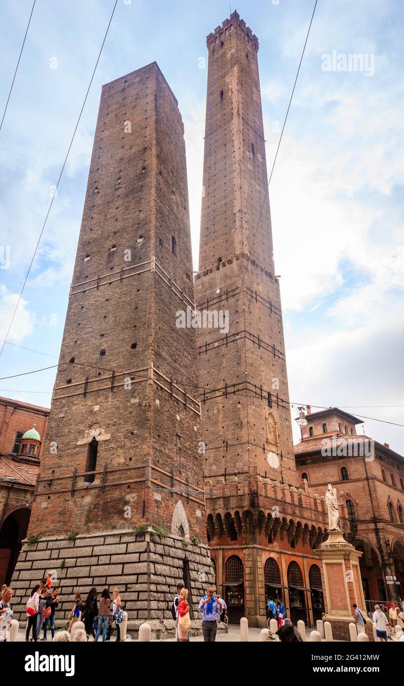 Blick auf die zwei Türme im historischen Zentrum von Bologna, Italien Stockfoto