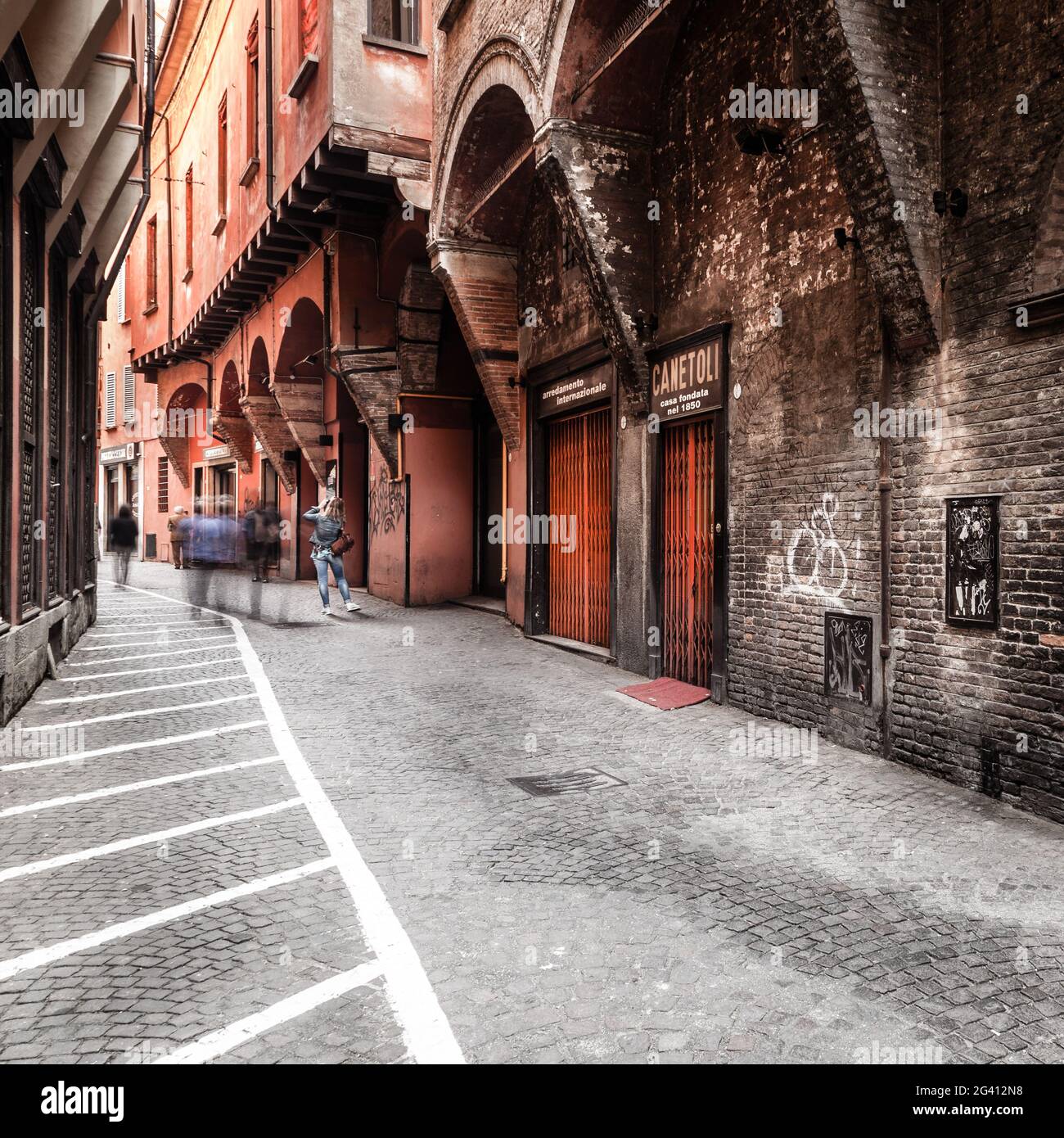 Alte Straße im historischen Stadtzentrum von Bologna, Italien Stockfoto