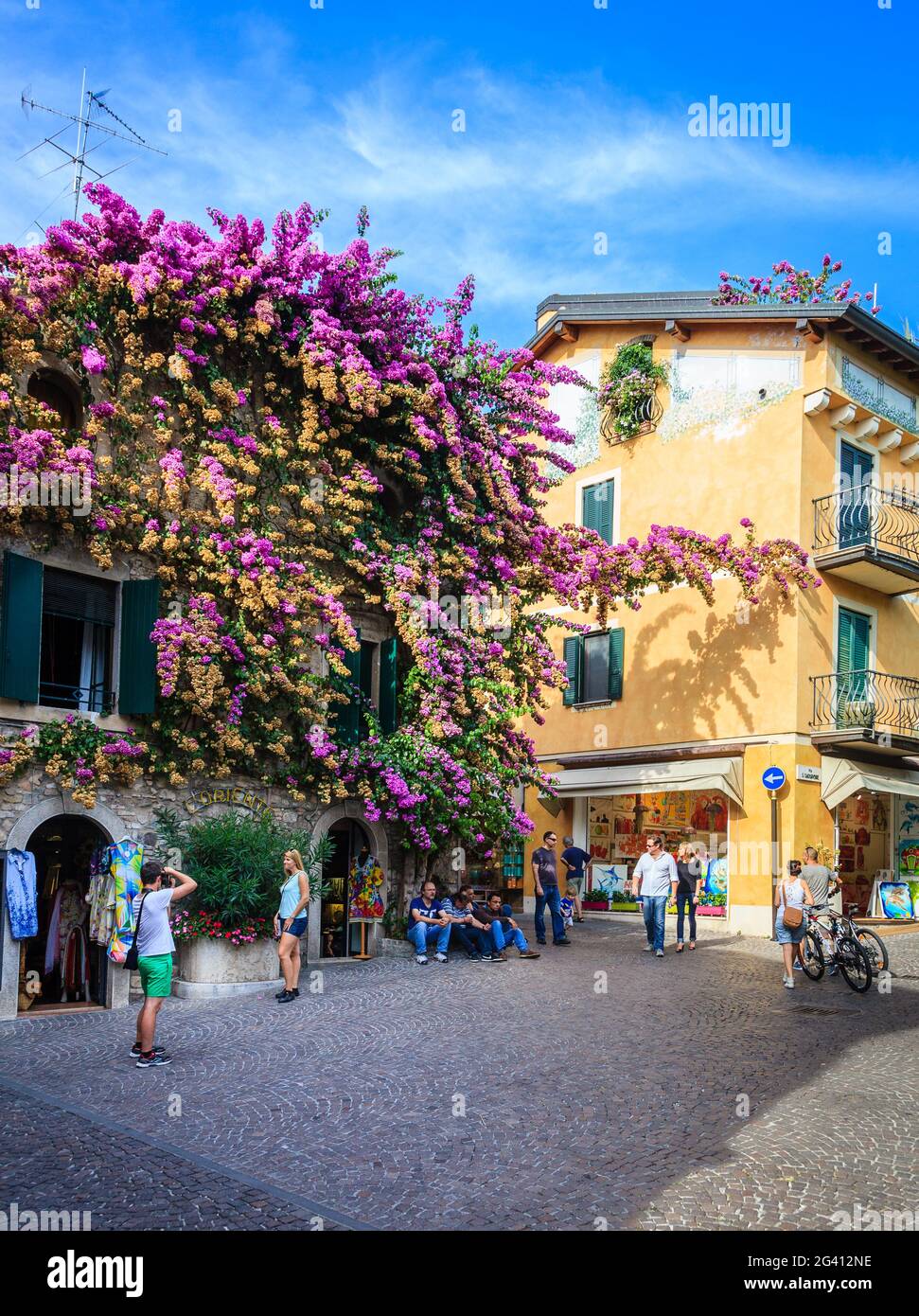 Straßenszene in Sirmione in der Lombardei, Italien Stockfoto