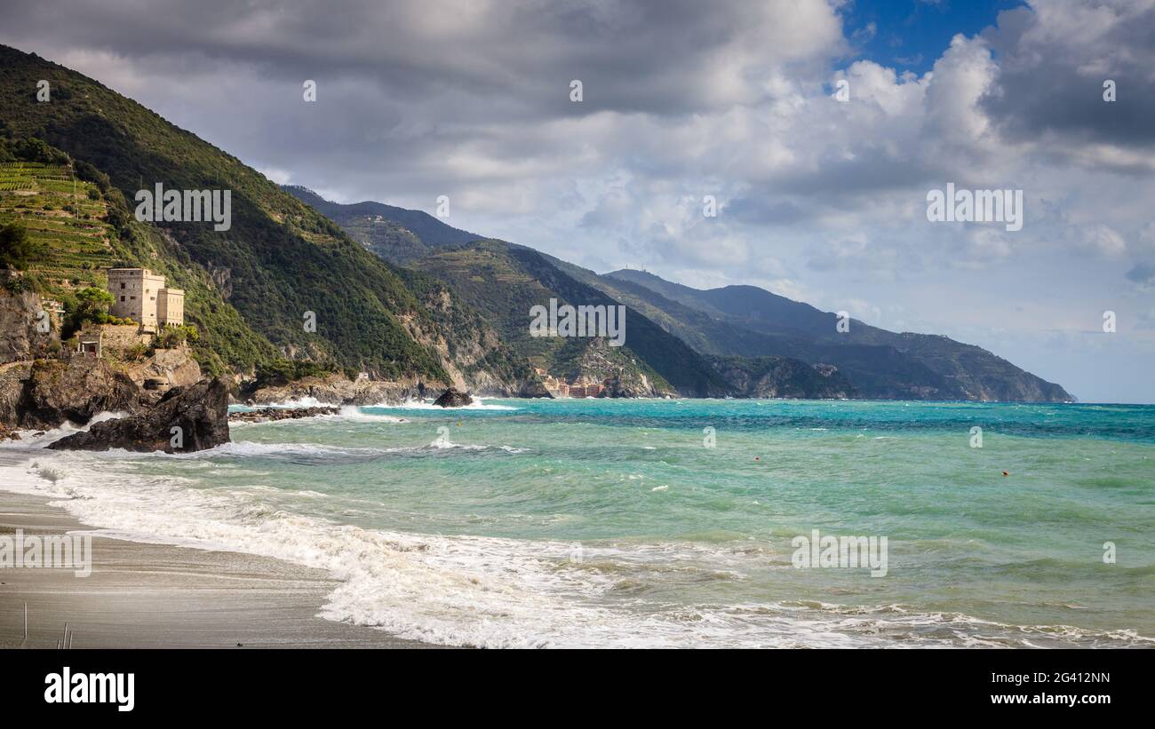 Panoramablick auf die Küste in der Nähe des Dorfes Monterosso im Nationalpark Cinque Terre in Italien Stockfoto
