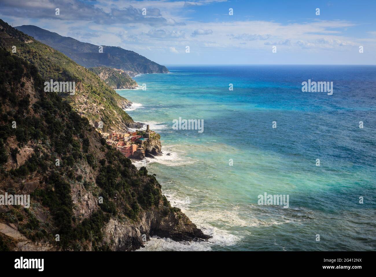 Panoramablick auf die Küste des Nationalparks Cinque Terre und das Dorf Vernazza Stockfoto