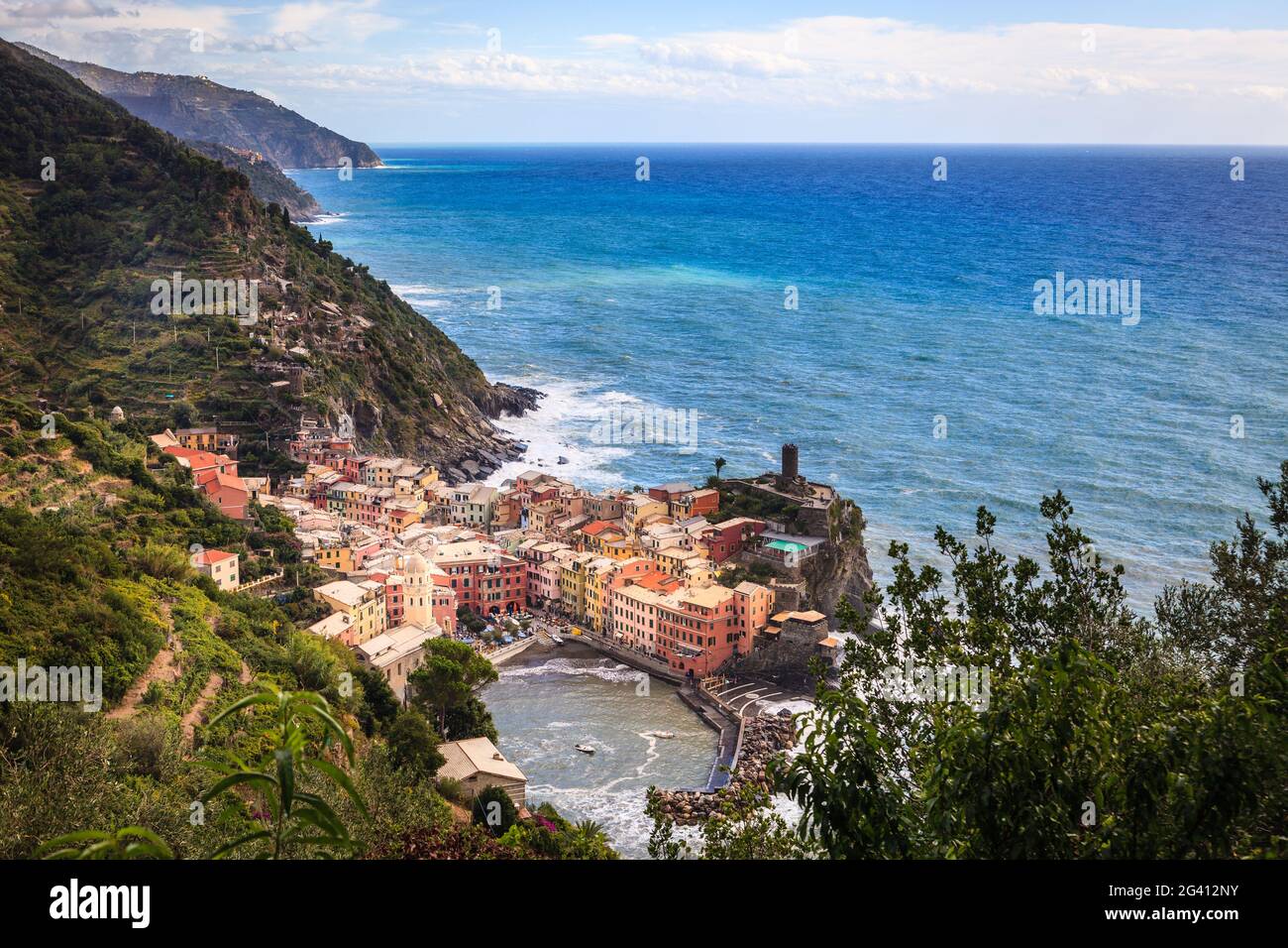 Landschaftlich schöne Aussicht auf das Dorf Vernazza in Cinque Terre, Italien Stockfoto
