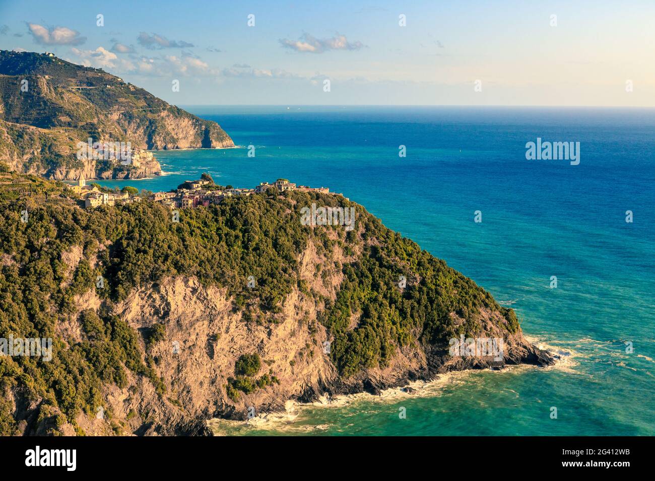 Panoramasicht auf die Küstenlinie des Nationalparks Cinque Terre Und das Dorf Corniglia Stockfoto
