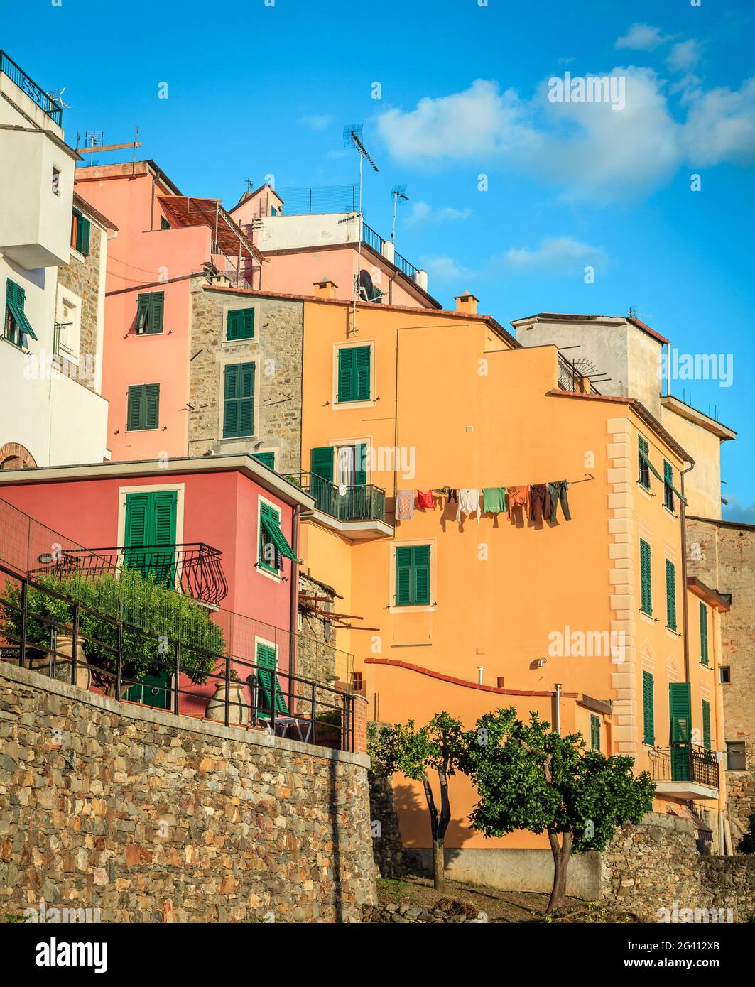 Traditionelle bunte Häuser im Dorf Corniglia in Cinque Terre, Italien Stockfoto