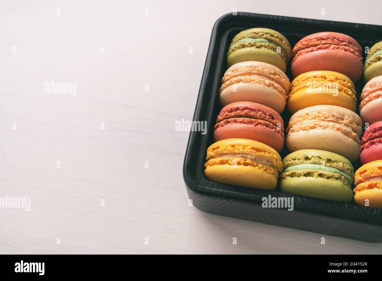 Makronen Geschenkbox niedliche Auswahl von leckeren pastellfarbenen Makronen verschiedenen Geschmacksrichtungen - Pistazie, Zitrone, Himbeere, Vanille Stockfoto