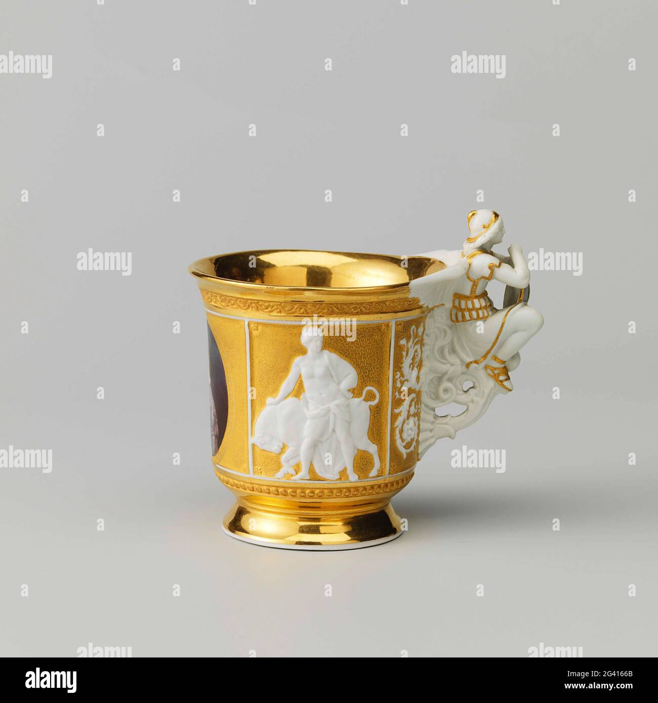 Tasse mit Porträts von Philips, Graf von Flandern und Maria van Hohenzollern-Sigmaringen. Der Kopf ist bunt bemalt mit den Porträts von Philips, dem Grafen von Flandern und seiner Frau Maria von Hohenzollern-Sigmaringen. Zusätzlich zu den Porträts auf den Köpfen in Keksrelief Hercules (?) Mit dem Löwen und Europa (?) Mit dem Stier. Die Ohren in Form einer geflügelten Figur in Keks, die ein glasiertes Wappen auf dem Schuss mit gekrönten Bündnisarmen des Paares und der sinnvollen Nichte ohne Gott hält. Der Kopf ist vergoldet, mit einem eingeschriebenen Vermiculé (?) - Muster. Unterschrift: Zepter w Stockfoto