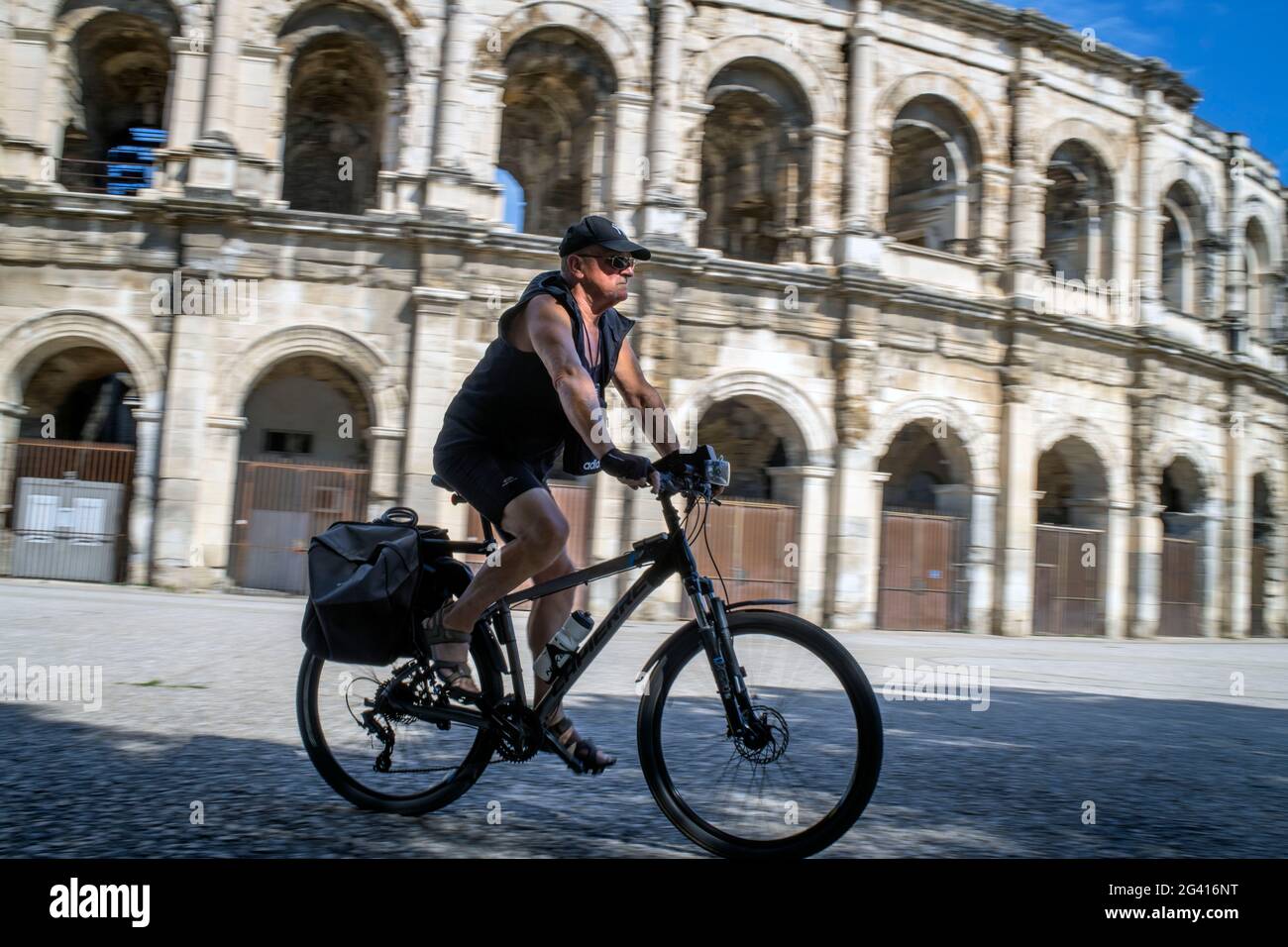 Fahrrad vor dem römischen Amphitheater, Arena, Stierkampfstadion Nimes, Gard Department, Languedoc-Roussilon, Frankreich Stockfoto