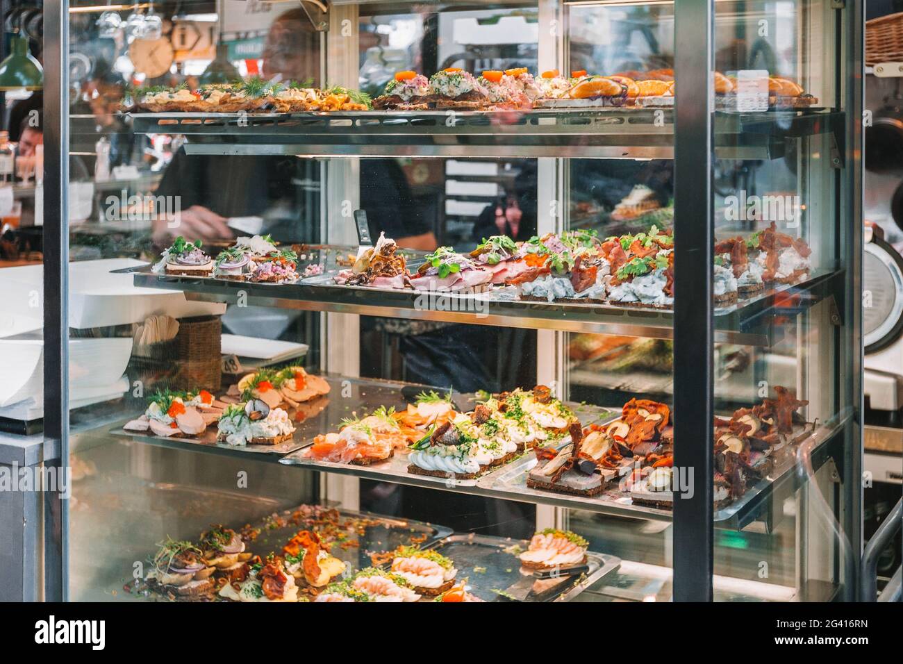 Kopenhagener Lebensmittelmarkt in Dänemark. Dänisches, smorrebrod traditionelles, offenes Sandwich im Kopenhagener Restaurantladen. Viele Sandwiches mit Meeresfrüchten Stockfoto