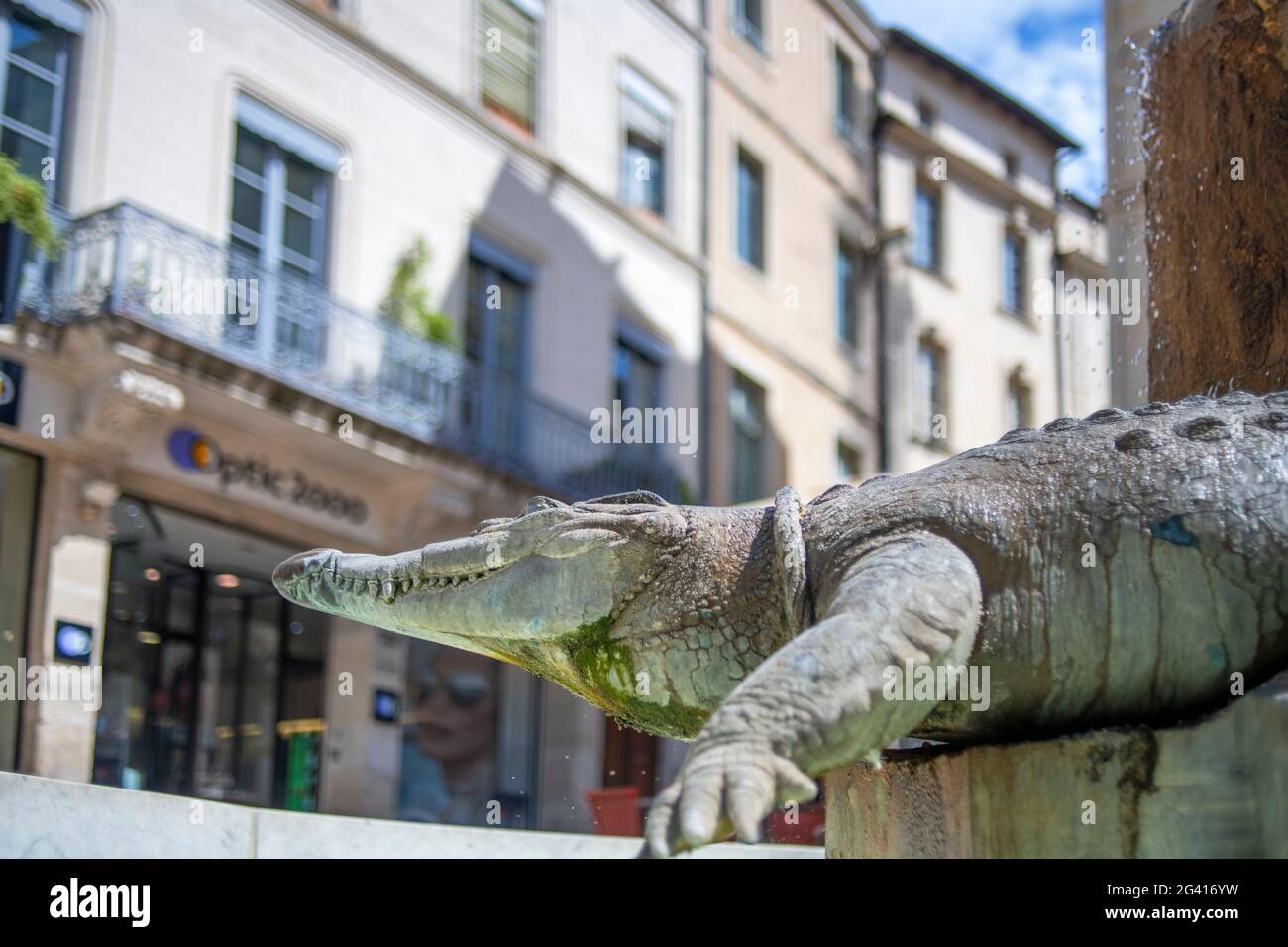 Öffentlicher Brunnen in Nimes, Frankreich des Wahrzeichen der Stadt, des Krokodils. Es wird angenommen, dass Julius Cäsar, oder vielleicht Augustus, wie niemand wirklich weiß, Stockfoto