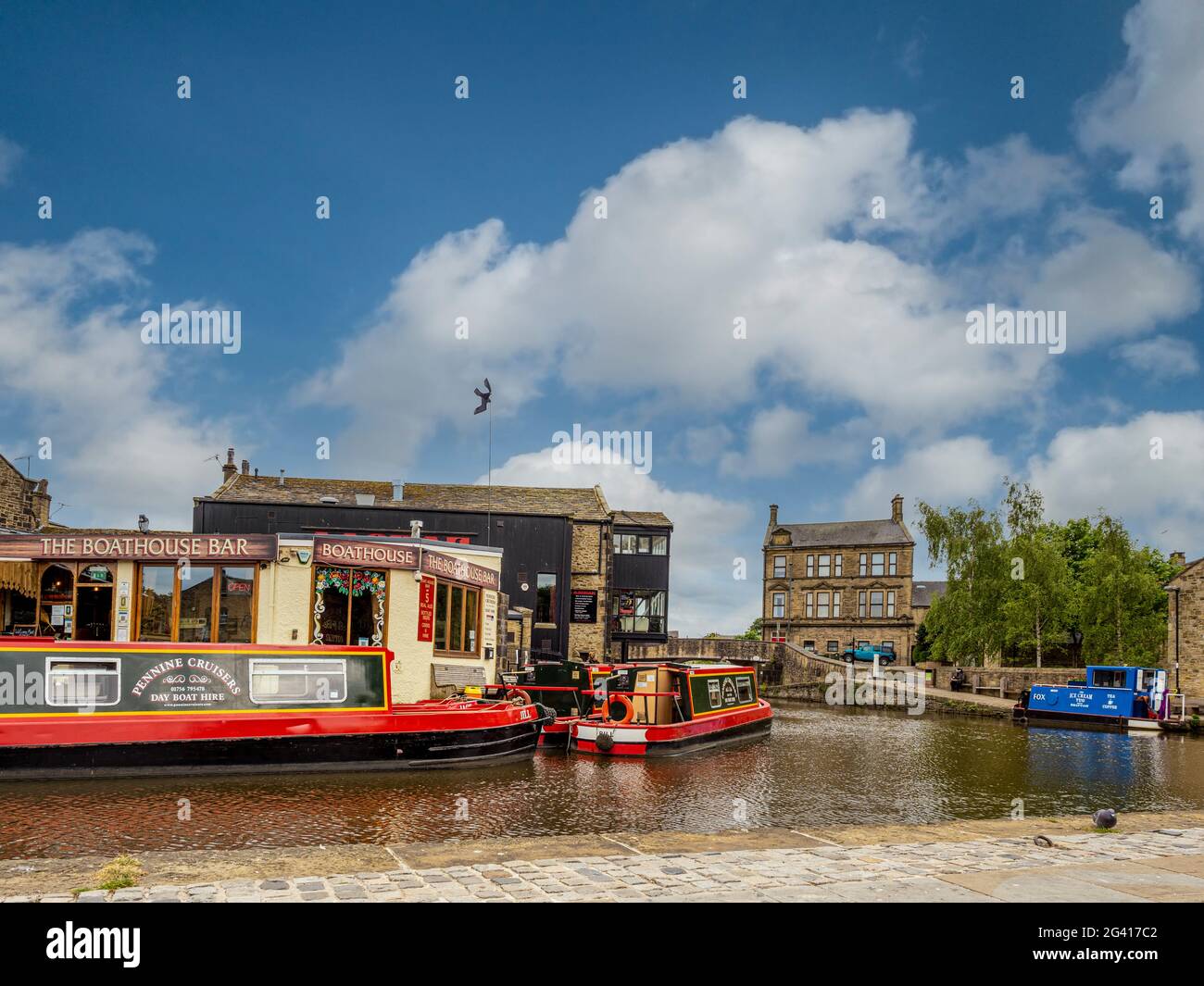 Vertäute Schmalbboote im Kanalbecken von Leeds und Liverpool Canal, Skipton, Großbritannien Stockfoto
