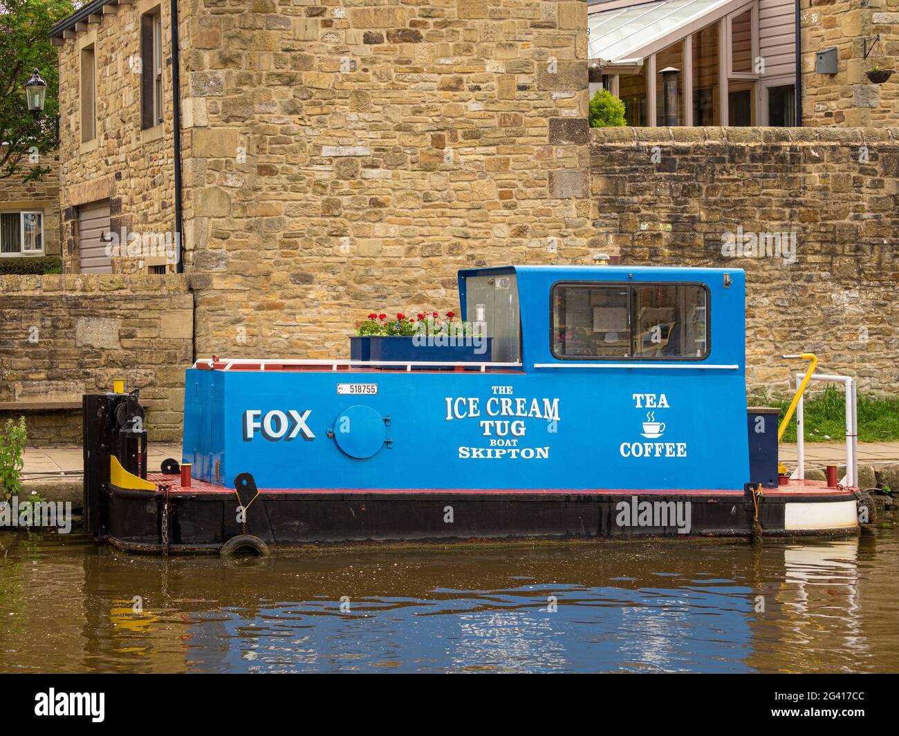 Das Ice Cream Tug Boat liegt auf dem Leeds und Liverpool Canal, Skipton, Großbritannien Stockfoto