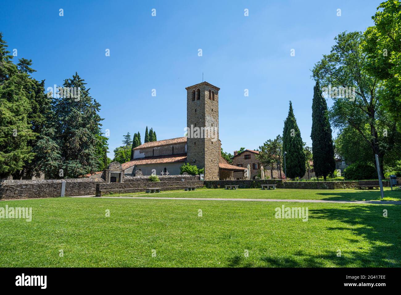 Muggia, Italien. 13. Juni 2021 Blick auf die Kirche der heiligen Maria Assunta im alten archäologischen Park von Muggia Stockfoto