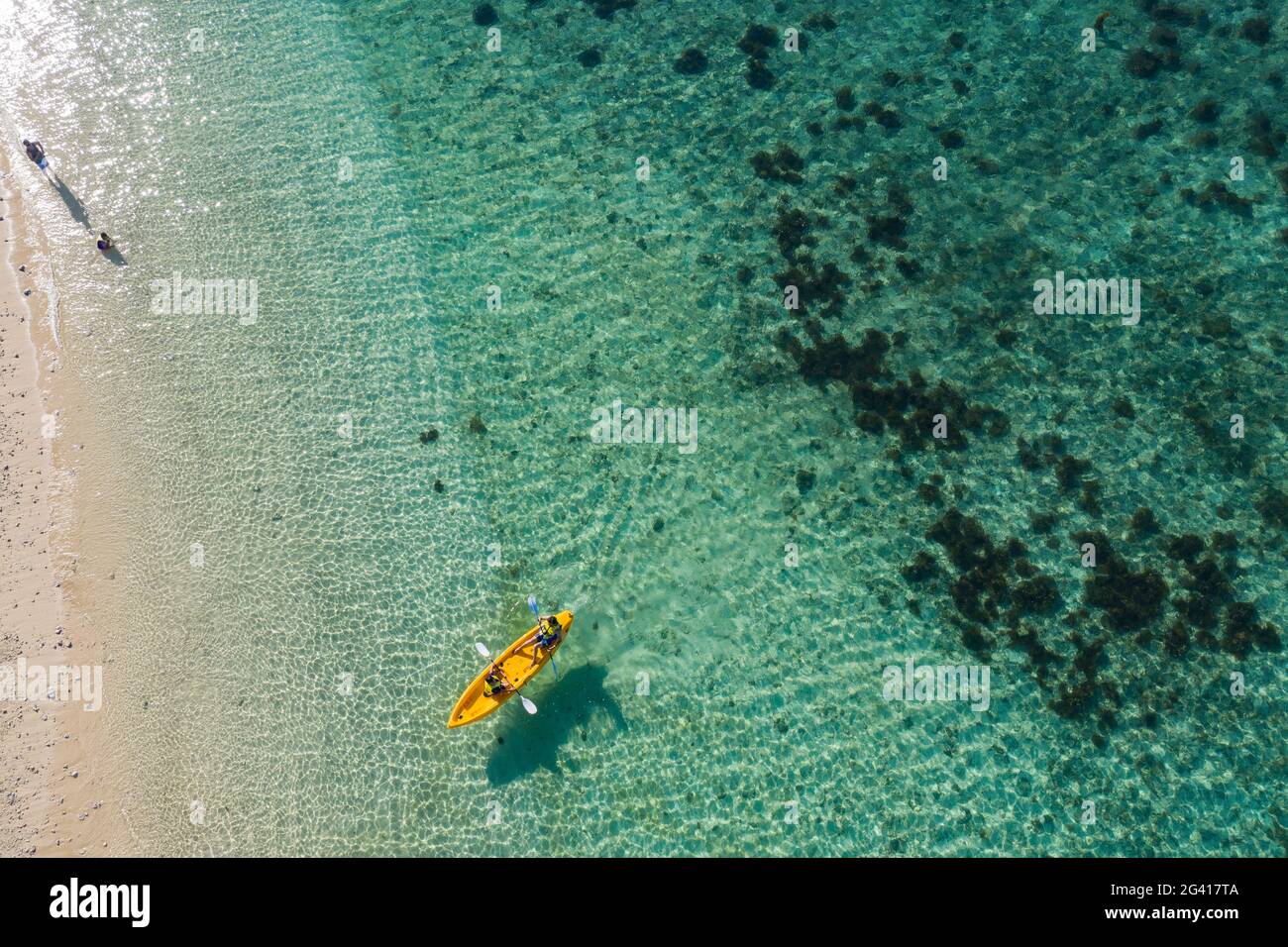 Luftaufnahme von zwei Personen im Kajak im Malamala Island Beach Club, Mala Mala Island, Mamanuca Group, Fidschi-Inseln, Südpazifik Stockfoto