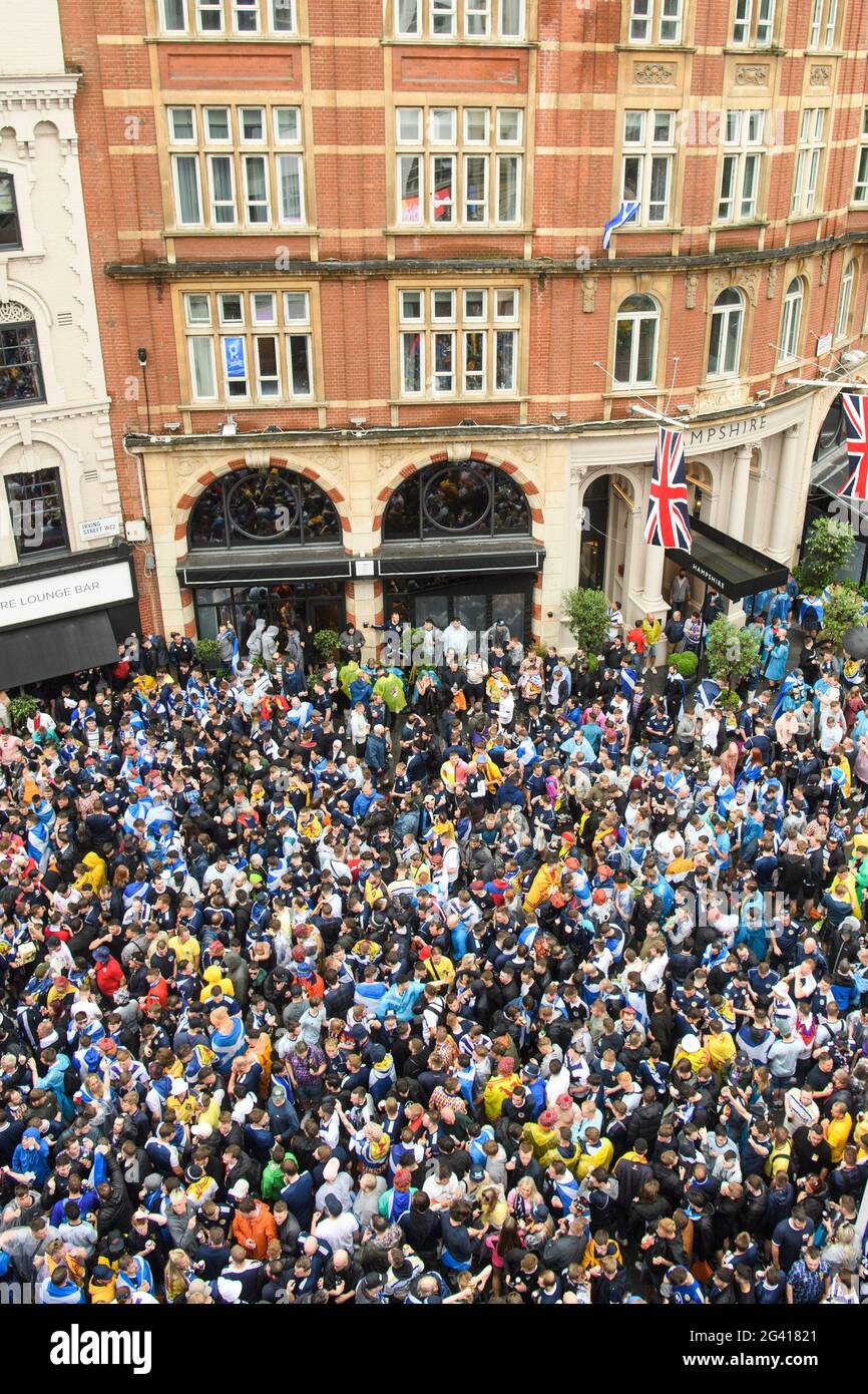 London, Großbritannien. 18. Juni 2021. Schottland-Fans treffen sich am Leicester Square in London vor dem UEFA Euro 2020-Spiel zwischen England und Schottland in Wembley. Bilddatum: Freitag, 18. Juni 2021. Bildnachweis sollte lauten: Matt Crossick/Empics/Alamy Live News Stockfoto