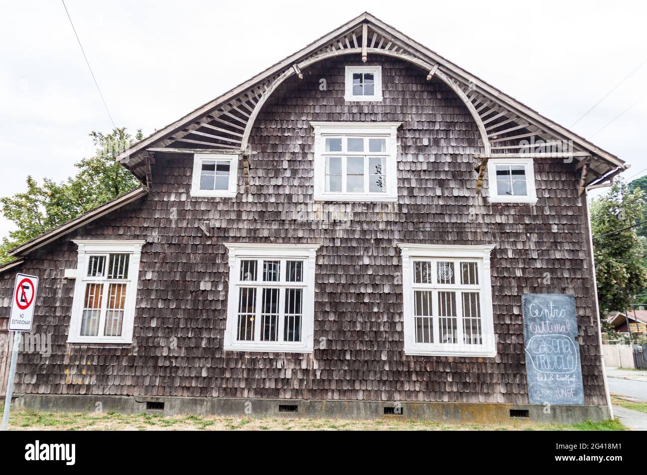 PUERTO VARAS, CHILE - 1. MÄRZ 2015: Altes Holzhaus mit Kulturzentrum in Puerto Varas. Stockfoto