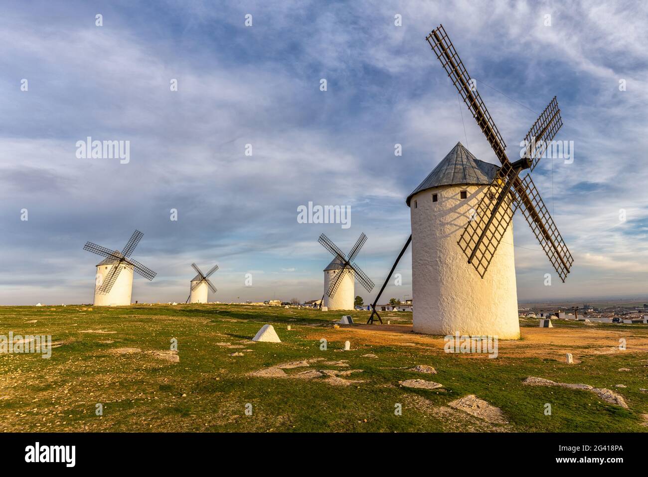 Ein Blick auf die historischen weißen Windmühlen von La Mancha Oberhalb der Stadt Campo de Criptana in warmen Abend Leicht Stockfoto