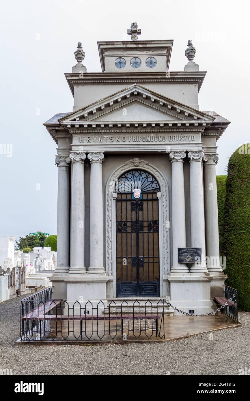 PUNTA ARENAS, CHILE - 3. MÄRZ 2015: Gräber und Gräber auf einem Friedhof in Punta Arenas, Chile. Stockfoto