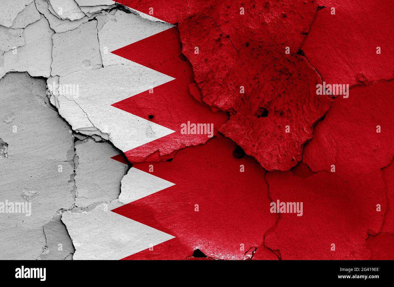 Flagge von Bahrain auf rissige Wand gemalt Stockfoto