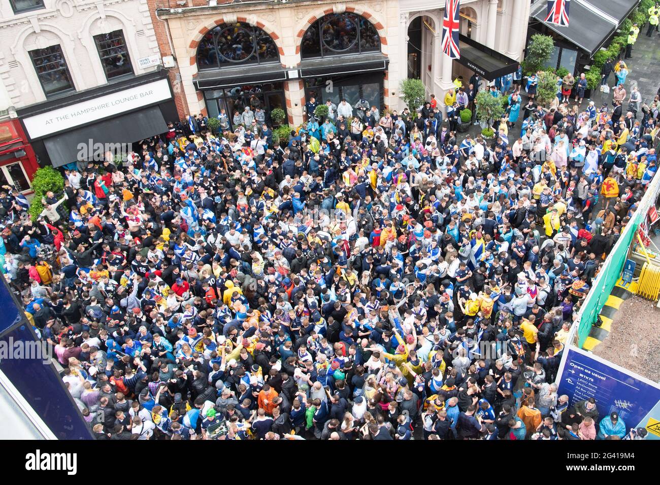 London, Großbritannien. 18. Juni 2021. Schottland-Fans treffen sich am Leicester Square in London vor dem UEFA Euro 2020-Spiel zwischen England und Schottland in Wembley. Bilddatum: Freitag, 18. Juni 2021. Bildnachweis sollte lauten: Matt Crossick/Empics/Alamy Live News Stockfoto