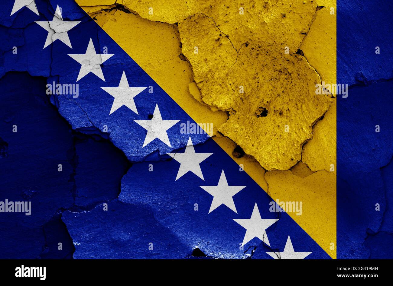 Flagge von Bosnien und Herzegowina auf rissige Wand gemalt Stockfoto