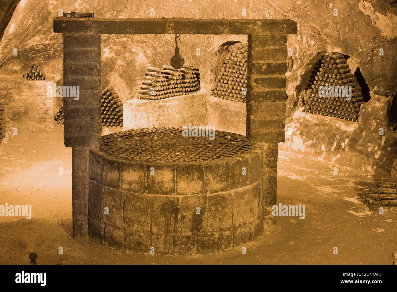 Wasserbrunnen in einem Weingut, Montepulciano, Toskana, Italien Stockfoto