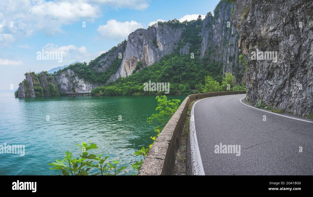 Schöne Aussicht auf die Berge und den See iseo von Riva di Solto, Baia dal Bogn Stockfoto