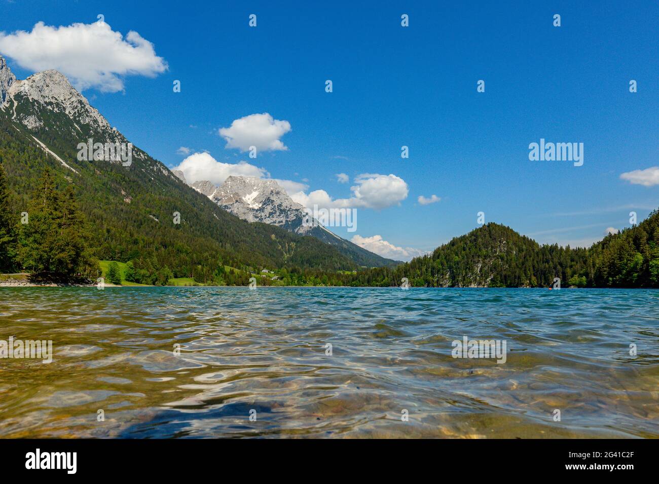 Wellen am Hintersteinersee im Kiaser Gebirge, Kaisergebirge, Tirol, Österreich Stockfoto