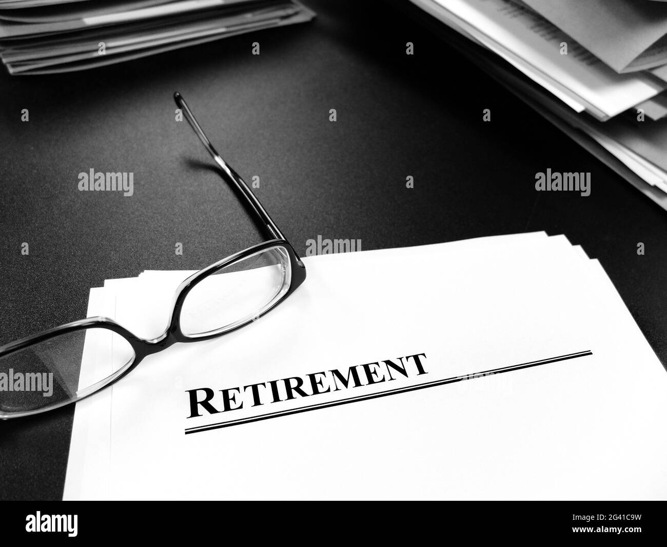 Unterlagen zur Altersvorsorge auf dem Schreibtisch mit Brille für den Plan zur Pensionierung Stockfoto