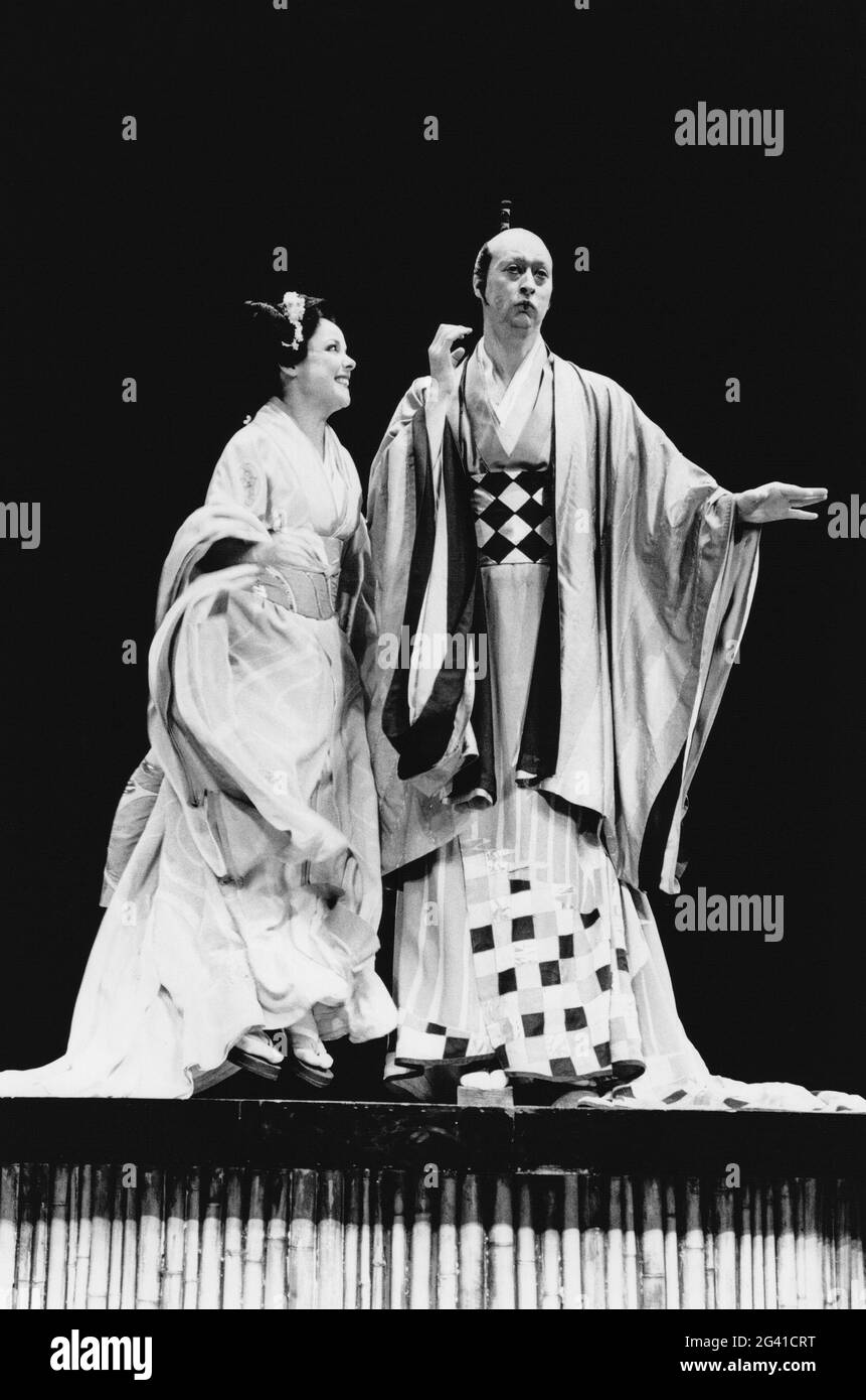 Marie Baron (Yum-Yum), Richard McMillan (Pooh-Bah) im MIKADO von Gilbert & Sullivan im Old Vic, London SE1 29/02/1984 A Stratford Festival Canada Production Set Design: Susan Benson & Douglas McLean Kostüme: Susan Benson Beleuchtung: Michael J Whitfield Choreographie & Regie: Brian Macdonald Stockfoto