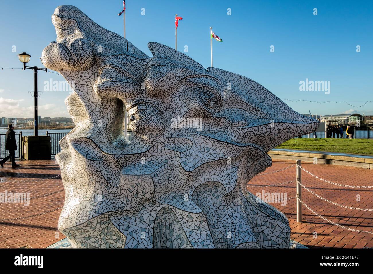 CARDIFF, WALES/UK - DEZEMBER 26 : das Scott Antarctic Memorial Cardiff Bay in Wales am 26. Dezember 2013. Nicht identifizierte Personen. Stockfoto