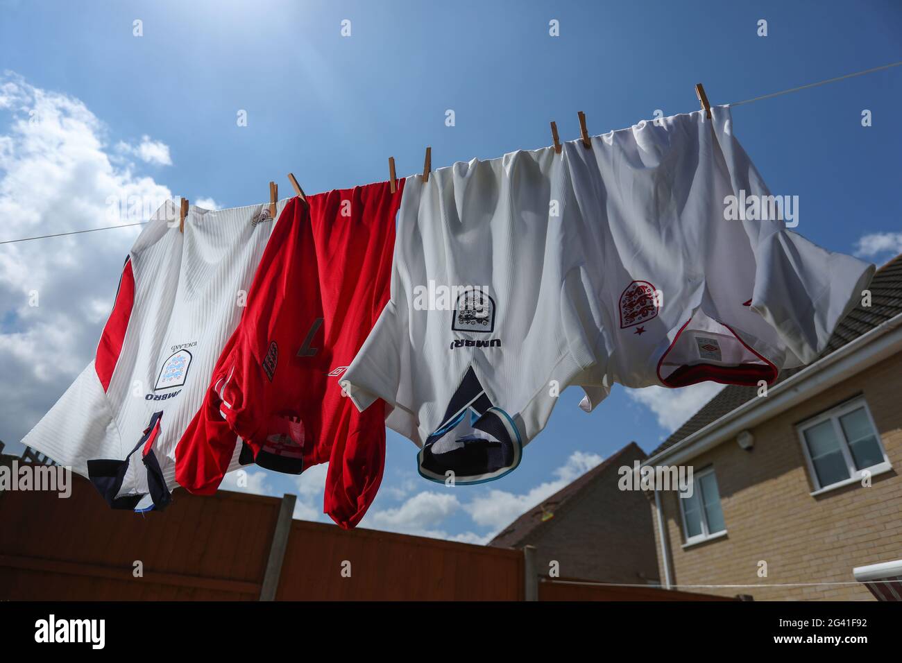 Eine Sammlung von England-Shirts hängt vor der UEFA Euro 2020-Kampagne der Nationen an einer Wäscheleine, eine Vorschau auf die Euro 2020, London, Großbritannien - 12. Juni 2021 Stockfoto