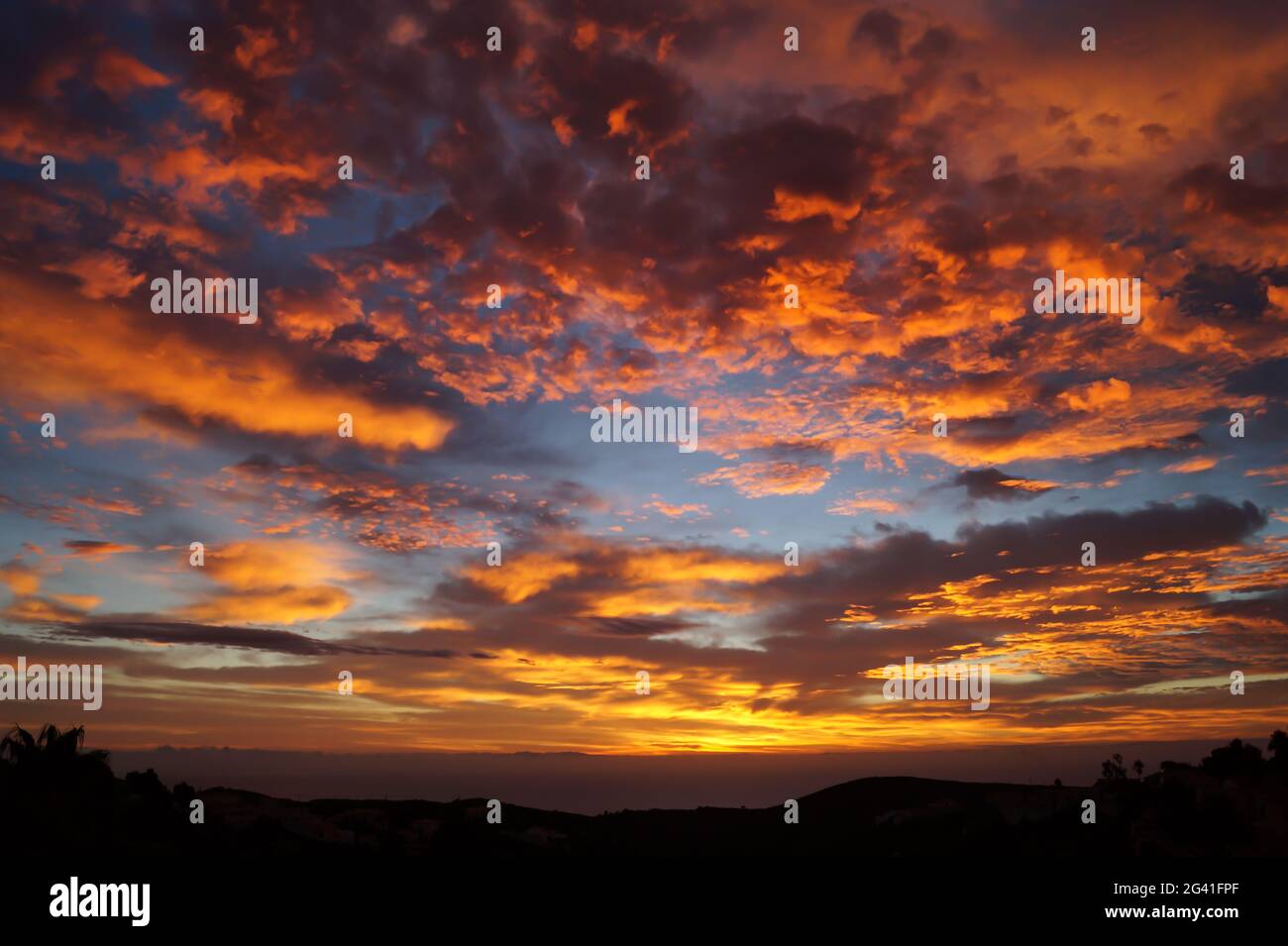 Orangefarbene goldene Wolkenlandschaft und magischer Sonnenaufgang über dem mittelmeer Stockfoto