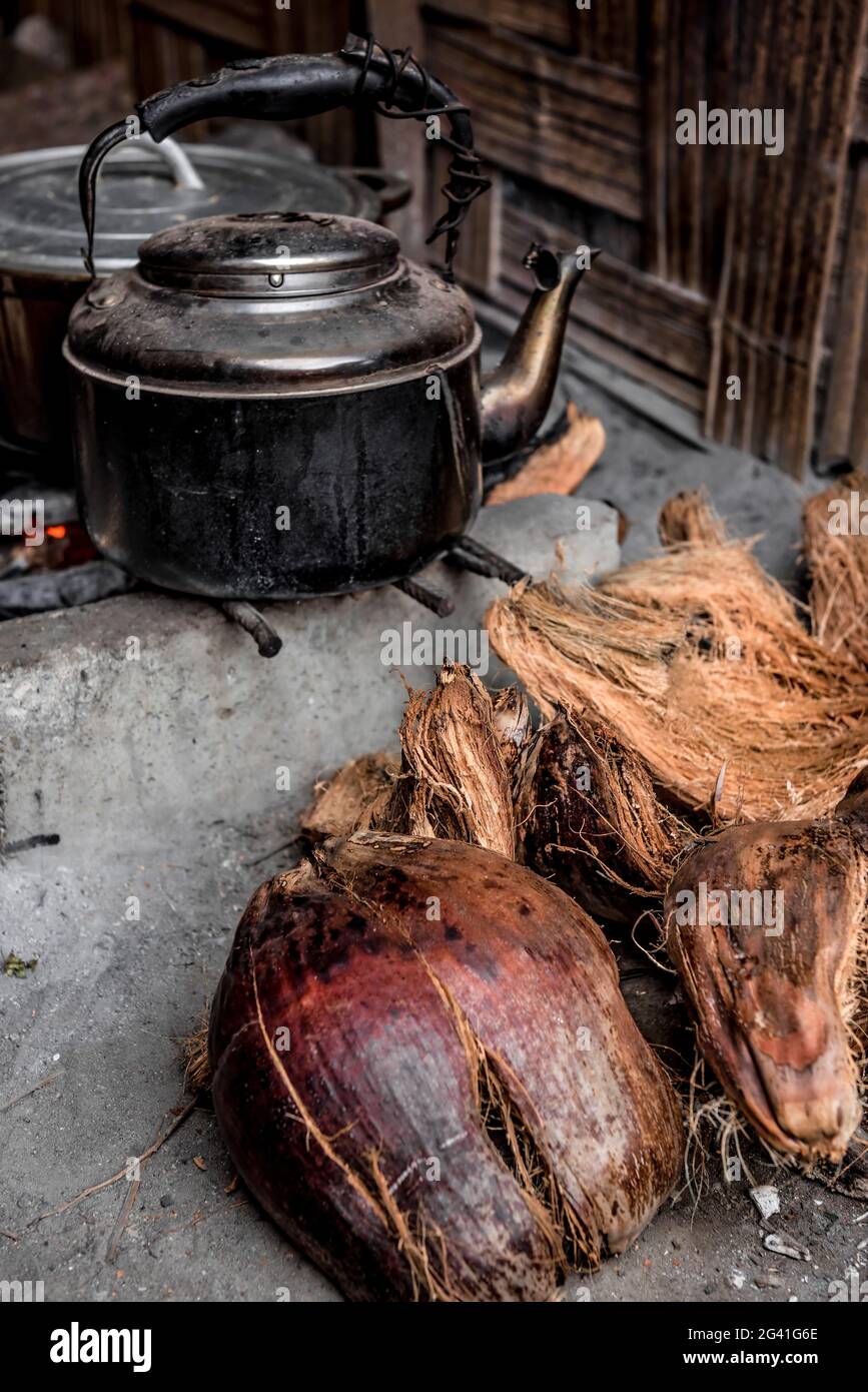 Muscheln einer Kokosnuss als Brennstoff, Malekula, Vanuatu, Südpazifik, Ozeanien Stockfoto