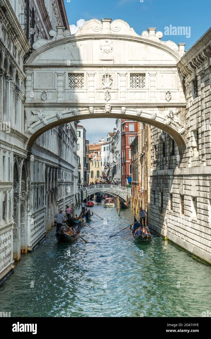 Gondolieri, die Beförderung von Personen in Venedig Stockfoto