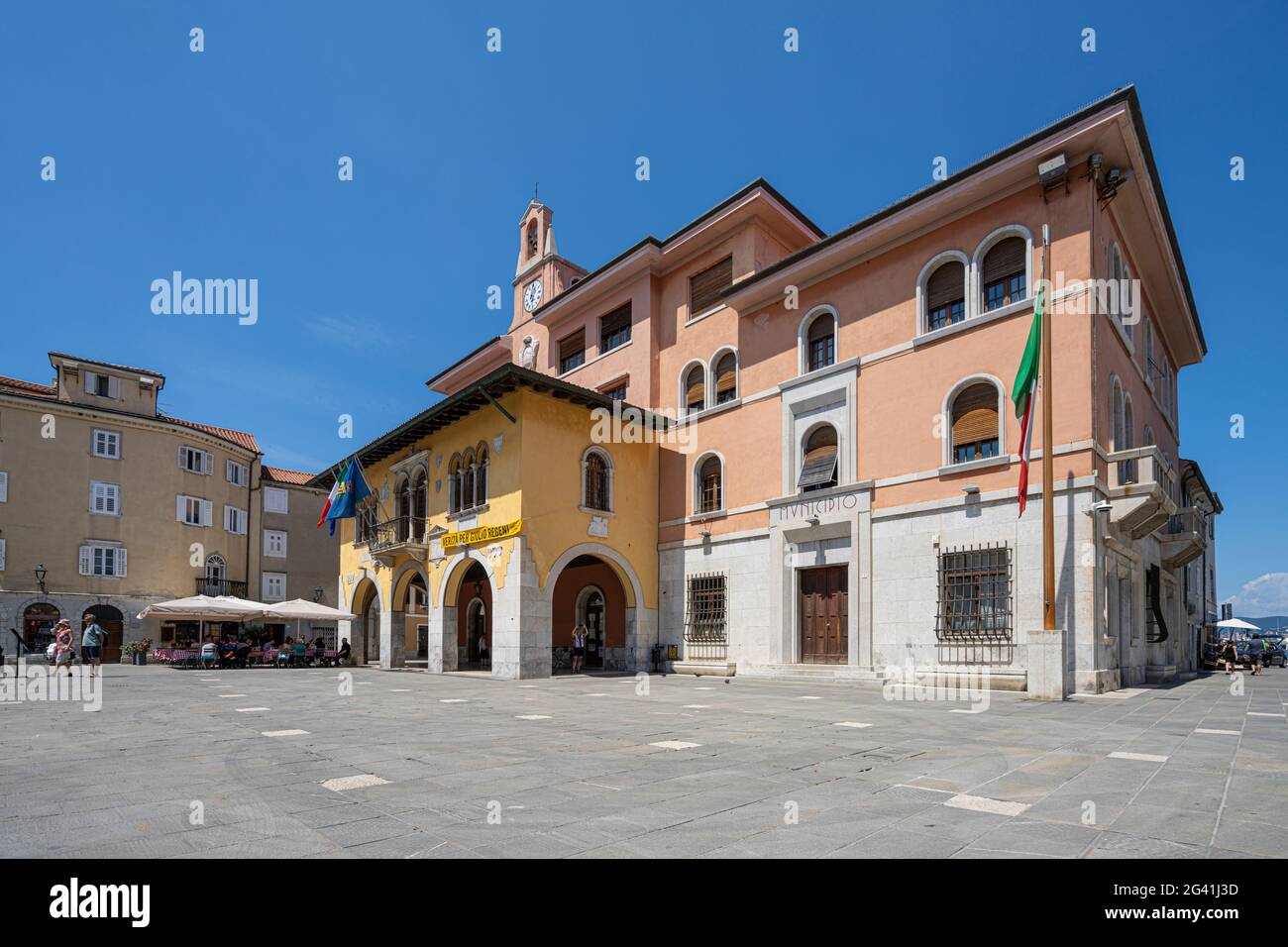 Muggia, Italien. 13. Juni 2021. Ein Blick im Freien auf den Rathauspalast im Stadtzentrum Stockfoto