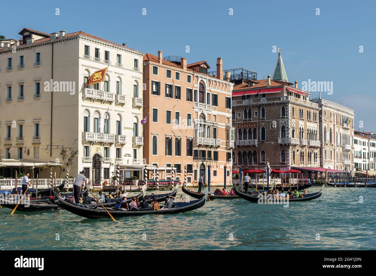 Gondolieri, die Beförderung von Personen in Venedig Stockfoto